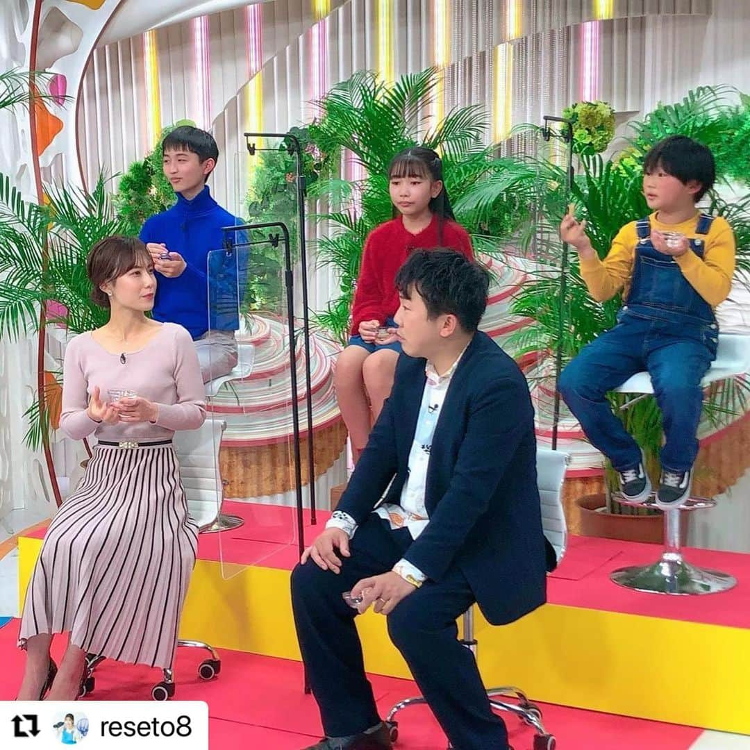 岡山放送さんのインスタグラム写真 - (岡山放送Instagram)「#Repost @reseto8 with @make_repost ・・・ みなさんこんにちは☺︎ 気づいたらもう今年が 終わろうとしています🥺 早いですね〜。  さて！今週25日（土）のクリスマスは リセット×ビズワンの 合体SPが放送されます😳✨  リセットチームは 食品ロスの岡山食材を使って 東京のシェフとメニューを 考案してきました😋🧁  ビズワンチームは驚愕の食材を使った あるお菓子を紹介！ びっくりしましたが、、、 美味しかったです♡笑  是非、見所たっぷりの1時間を お見逃しなく❣️  25日午後3時〜です(*´꒳`*)  #環境番組 #リセット #梶剛 #藤本紅美 #キッズ #食品ロス #新メニュー #集合写真 本当の家族に見えますか？☺️」12月23日 18時37分 - ohk_official