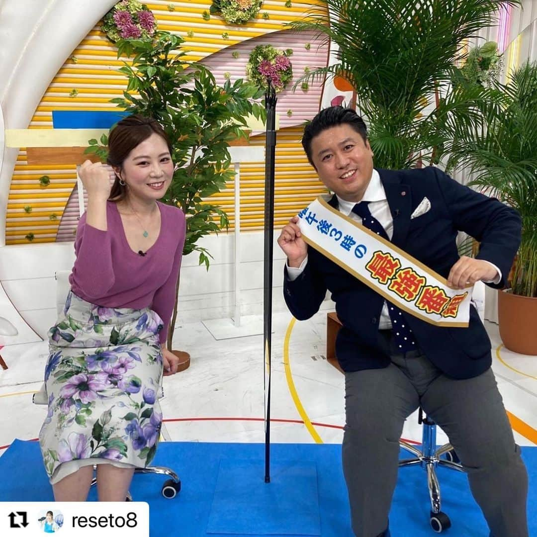 岡山放送さんのインスタグラム写真 - (岡山放送Instagram)「#Repost @reseto8 with @make_repost ・・・ みなさんこんにちは☺︎ 気づいたらもう今年が 終わろうとしています🥺 早いですね〜。  さて！今週25日（土）のクリスマスは リセット×ビズワンの 合体SPが放送されます😳✨  リセットチームは 食品ロスの岡山食材を使って 東京のシェフとメニューを 考案してきました😋🧁  ビズワンチームは驚愕の食材を使った あるお菓子を紹介！ びっくりしましたが、、、 美味しかったです♡笑  是非、見所たっぷりの1時間を お見逃しなく❣️  25日午後3時〜です(*´꒳`*)  #環境番組 #リセット #梶剛 #藤本紅美 #キッズ #食品ロス #新メニュー #集合写真 本当の家族に見えますか？☺️」12月23日 18時37分 - ohk_official