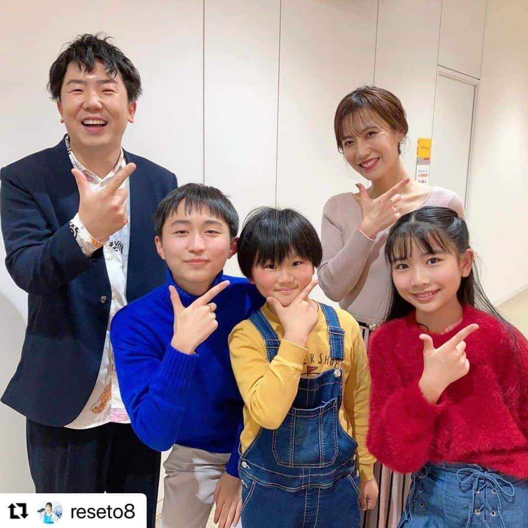 岡山放送さんのインスタグラム写真 - (岡山放送Instagram)「#Repost @reseto8 with @make_repost ・・・ みなさんこんにちは☺︎ 気づいたらもう今年が 終わろうとしています🥺 早いですね〜。  さて！今週25日（土）のクリスマスは リセット×ビズワンの 合体SPが放送されます😳✨  リセットチームは 食品ロスの岡山食材を使って 東京のシェフとメニューを 考案してきました😋🧁  ビズワンチームは驚愕の食材を使った あるお菓子を紹介！ びっくりしましたが、、、 美味しかったです♡笑  是非、見所たっぷりの1時間を お見逃しなく❣️  25日午後3時〜です(*´꒳`*)  #環境番組 #リセット #梶剛 #藤本紅美 #キッズ #食品ロス #新メニュー #集合写真 本当の家族に見えますか？☺️」12月23日 18時37分 - ohk_official