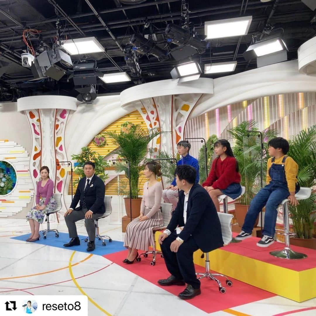 岡山放送さんのインスタグラム写真 - (岡山放送Instagram)「#Repost @reseto8 with @make_repost ・・・ みなさんこんにちは☺︎ 気づいたらもう今年が 終わろうとしています🥺 早いですね〜。  さて！今週25日（土）のクリスマスは リセット×ビズワンの 合体SPが放送されます😳✨  リセットチームは 食品ロスの岡山食材を使って 東京のシェフとメニューを 考案してきました😋🧁  ビズワンチームは驚愕の食材を使った あるお菓子を紹介！ びっくりしましたが、、、 美味しかったです♡笑  是非、見所たっぷりの1時間を お見逃しなく❣️  25日午後3時〜です(*´꒳`*)  #環境番組 #リセット #梶剛 #藤本紅美 #キッズ #食品ロス #新メニュー #集合写真 本当の家族に見えますか？☺️」12月23日 18時37分 - ohk_official