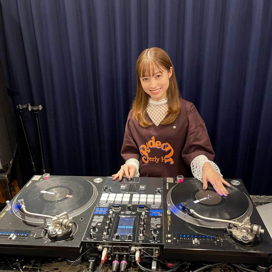 橋本環奈のインスタグラム：「こんばんは！環奈MGです。  今日は、テレビジョンからオフショットです！  アップしてないオフショットって他に何があったかな…🤔  #橋本環奈 #橋本環奈2021 #橋本環奈マネージャー #DJ #テレビジョン連載オフショット」