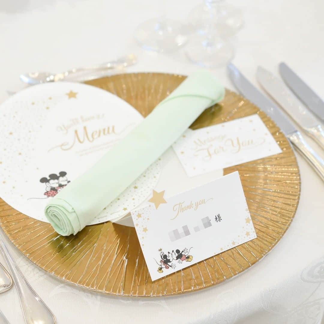 スマ婚/オフィシャルアカウントのインスタグラム：「スマ婚のペーパーアイテム💌 おもてなしのウェディングアイテムも自由に選べます。 人気のキャラクター柄なども多数取り揃えております♬  @smakon_official をフォローいただき 「#スマ婚」をつけて 皆さまの𝑊𝑒𝑑𝑑𝑖𝑛𝑔写真をご投稿ください♡ 公式アカウントでリグラムのチャンス♬  ＊＊＊＊【スマ婚　公式𝐿𝐼𝑁𝐸】＊＊＊＊ 結婚式に関するお悩みやご質問など LINEでお気軽にご相談ください✨ スマ婚公式LINEアカウントは @smakon_official  プロフィールTOPのリンクより ご登録いただけます💡 ＊＊＊＊＊＊＊＊＊＊＊＊＊＊＊＊＊＊  #スマ婚 #結婚式 #プレ花嫁 #式場探し #式場迷子 #ブライダル #プレ花嫁準備 #結婚式準備 #披露宴演出 #結婚式場選び #プレ花嫁さんと繋がりたい #全国の花嫁さんと繋がりたい #ペーパーアイテム #ディズニー #ミッキー #招待状」