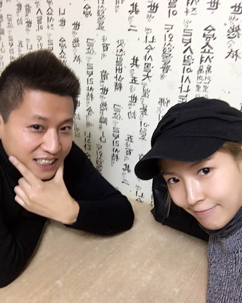 BoAのインスタグラム：「사랑하는 우리 오빠 생일 축하해..!! 오빠랑 같이 찍은 사진이 너무 없다.. 그나마 핸드폰 바꾸면서 찾은 사진이 있어서 너무 행복해!! 더 많이 찍어두고 더 자주 놀러다닐걸 그랬어.. 오늘 엄마가 미역국 주시더라.. 내가 오빠 양까지 다 먹었다!! 너무 많이 보고싶고, 문득문득 찾아오는 기억들이 가끔 나를 들었다 놨다하지만.. 그래도 씩씩하게 잘 지내고 있어!! 그리고.. 왜 내 꿈에만 안나와..??? 올해 끝나기 전엔 얼굴 보여줘!! 사랑해❤️」