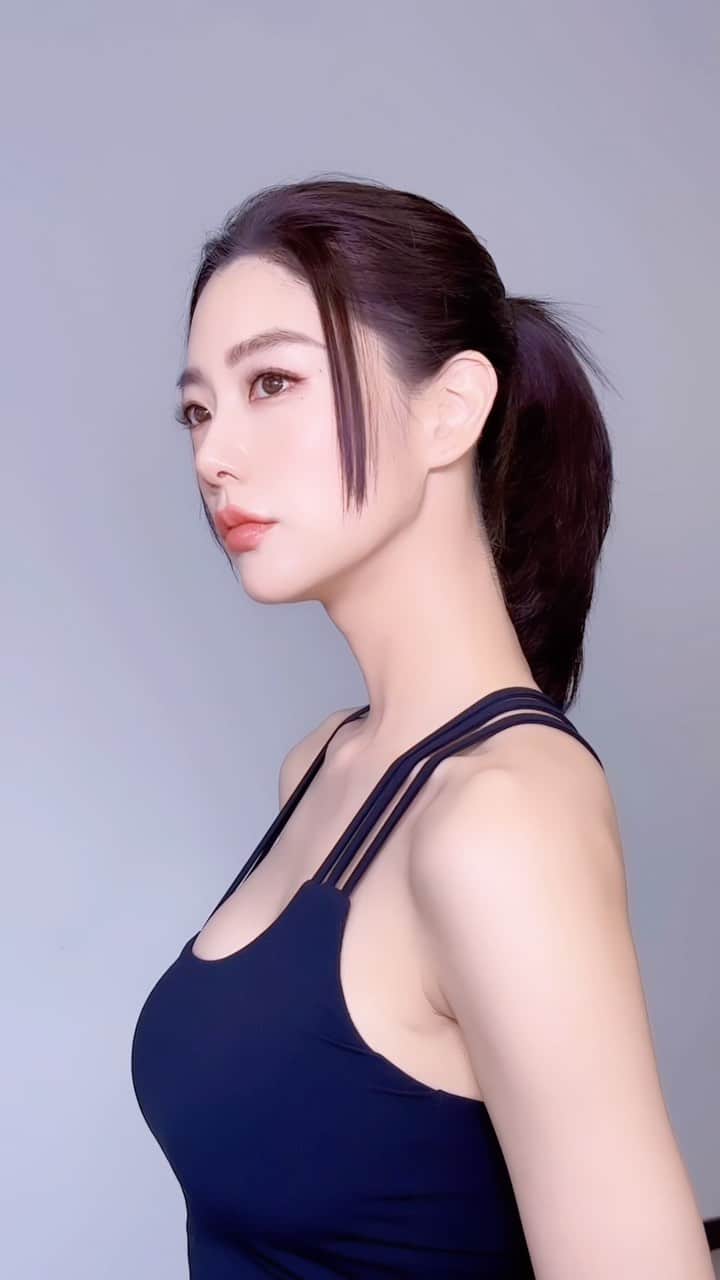 クララのインスタグラム：「#FIVELINE @fiveline_kr @i_cloria_  #ICLORIA #YOGA #makeup」