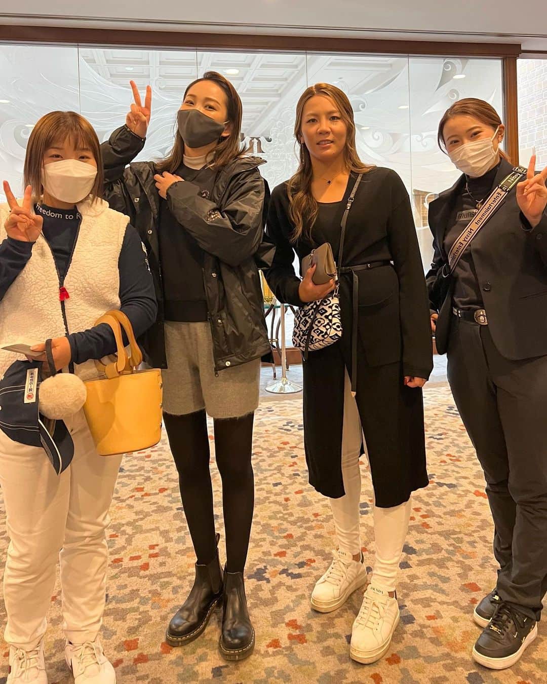 中上真亜子さんのインスタグラム写真 - (中上真亜子Instagram)「楽しみにしてたゴルフのお仕事🏌️‍♀️⛳️  千葉まで遠征したよ🏌️‍♀️ （また膝に草ついとるの無視しようと思って  急に調子悪過ぎるホールもあるし、まだまだ100を切ることが目標です😇そしてね4枚目見て🐒途中、お猿さんが出たの！！！最初は1匹居て、その子に着いて行ったらそこに6匹いたの😳でも集中力切れて、このホールが猿に夢中で1番スコア悪かったよ🐵集中力にまさるものないね🐒  最後の1枚は相変わらず大きい少年の沖学園ゴルフ部元監督の宏明先生🏌️‍♀️飛行機からずっと面白いよ、クラブ8本でやって来てるんだから🏌️‍♀️ #人生で初めてドラコンの旗を刺したよなんで私が」12月23日 19時19分 - maako_nakagami