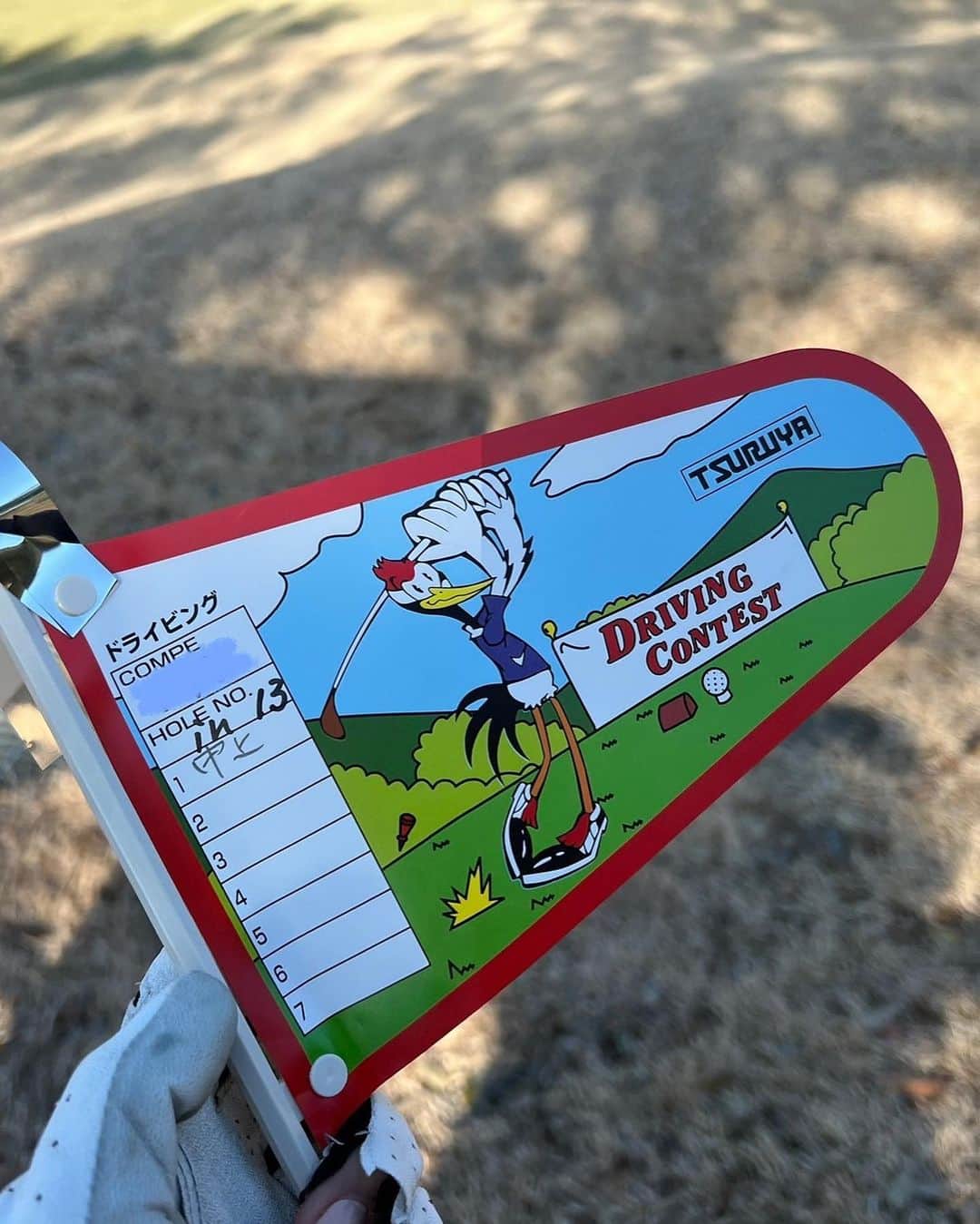 中上真亜子さんのインスタグラム写真 - (中上真亜子Instagram)「楽しみにしてたゴルフのお仕事🏌️‍♀️⛳️  千葉まで遠征したよ🏌️‍♀️ （また膝に草ついとるの無視しようと思って  急に調子悪過ぎるホールもあるし、まだまだ100を切ることが目標です😇そしてね4枚目見て🐒途中、お猿さんが出たの！！！最初は1匹居て、その子に着いて行ったらそこに6匹いたの😳でも集中力切れて、このホールが猿に夢中で1番スコア悪かったよ🐵集中力にまさるものないね🐒  最後の1枚は相変わらず大きい少年の沖学園ゴルフ部元監督の宏明先生🏌️‍♀️飛行機からずっと面白いよ、クラブ8本でやって来てるんだから🏌️‍♀️ #人生で初めてドラコンの旗を刺したよなんで私が」12月23日 19時19分 - maako_nakagami