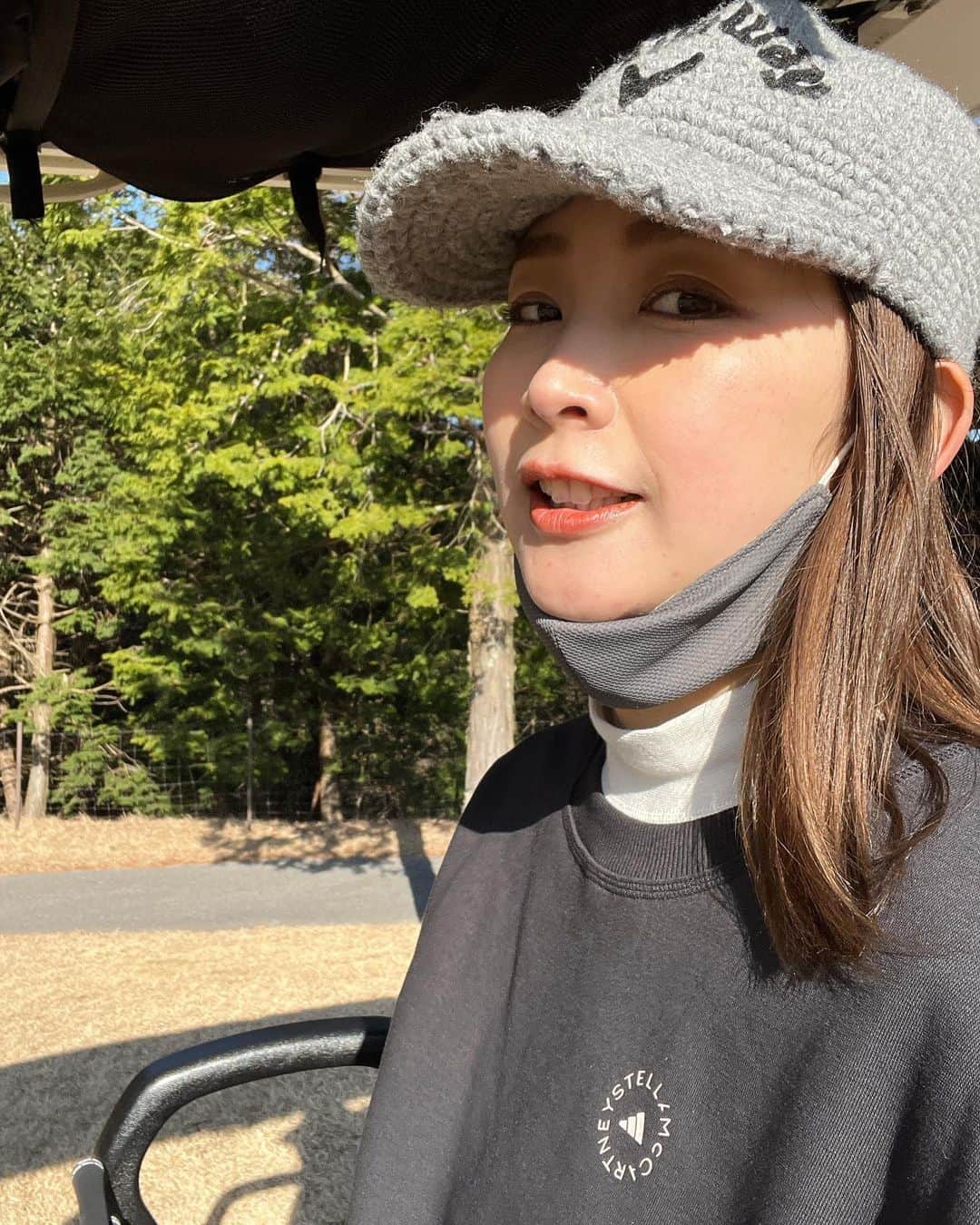 中上真亜子さんのインスタグラム写真 - (中上真亜子Instagram)「楽しみにしてたゴルフのお仕事🏌️‍♀️⛳️  千葉まで遠征したよ🏌️‍♀️ （また膝に草ついとるの無視しようと思って  急に調子悪過ぎるホールもあるし、まだまだ100を切ることが目標です😇そしてね4枚目見て🐒途中、お猿さんが出たの！！！最初は1匹居て、その子に着いて行ったらそこに6匹いたの😳でも集中力切れて、このホールが猿に夢中で1番スコア悪かったよ🐵集中力にまさるものないね🐒  最後の1枚は相変わらず大きい少年の沖学園ゴルフ部元監督の宏明先生🏌️‍♀️飛行機からずっと面白いよ、クラブ8本でやって来てるんだから🏌️‍♀️ #人生で初めてドラコンの旗を刺したよなんで私が」12月23日 19時19分 - maako_nakagami