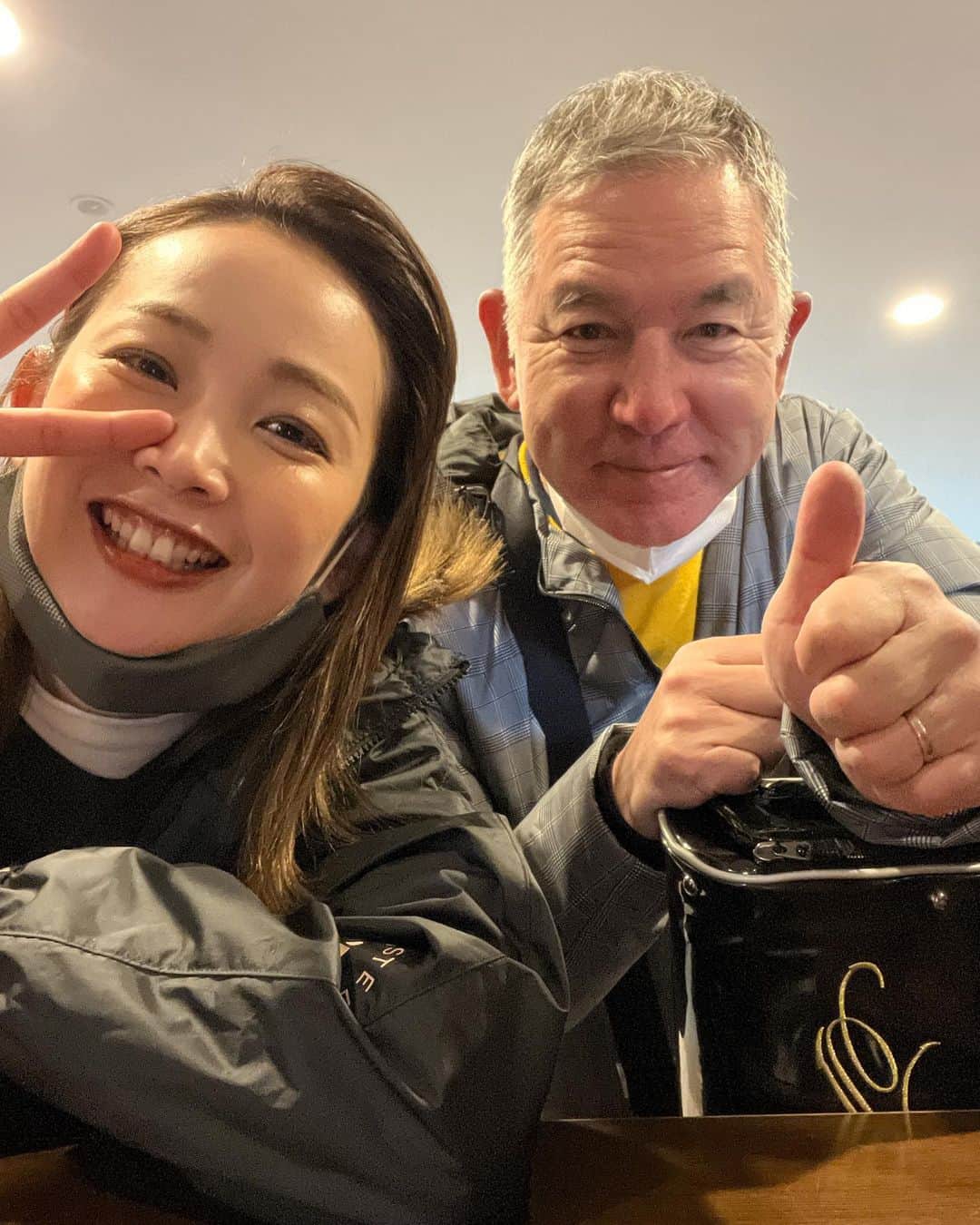 中上真亜子さんのインスタグラム写真 - (中上真亜子Instagram)「楽しみにしてたゴルフのお仕事🏌️‍♀️⛳️  千葉まで遠征したよ🏌️‍♀️ （また膝に草ついとるの無視しようと思って  急に調子悪過ぎるホールもあるし、まだまだ100を切ることが目標です😇そしてね4枚目見て🐒途中、お猿さんが出たの！！！最初は1匹居て、その子に着いて行ったらそこに6匹いたの😳でも集中力切れて、このホールが猿に夢中で1番スコア悪かったよ🐵集中力にまさるものないね🐒  最後の1枚は相変わらず大きい少年の沖学園ゴルフ部元監督の宏明先生🏌️‍♀️飛行機からずっと面白いよ、クラブ8本でやって来てるんだから🏌️‍♀️ #人生で初めてドラコンの旗を刺したよなんで私が」12月23日 19時19分 - maako_nakagami