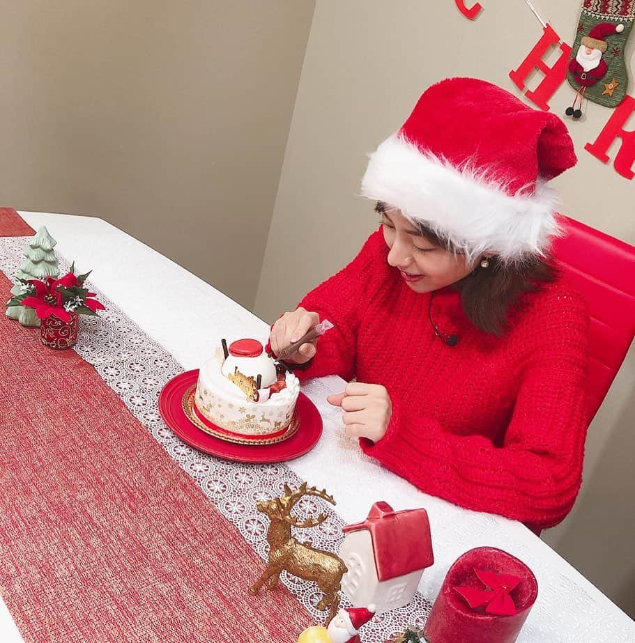 後藤楽々さんのインスタグラム写真 - (後藤楽々Instagram)「さぁ、後藤さんはなにをしているでしょうか！！  教えませーん、明日のお楽しみです。  クリスマスケーキ、6個ほど1日に食べました。全部、全部、美味しかったです🎅  クリスマスイブのお供に是非😊🎂  明日はクリスマスイブかー！ みなさん気分はルンルンですか！！笑  私は、、ぼちぼちルンルンです！笑 ぼちぼち、ね！  ＃ぼちぼちってなに ＃ってね ＃楽しみ ＃って事です ＃でも今はバスで車酔いしてる ＃だから気分はルンルンからは程遠い ＃のでぼちぼち #流行ニュースキテルネ #よろしくお願いします #zip! #クリスマス #クリスマスケーキ」12月23日 19時20分 - hahahalalala0723