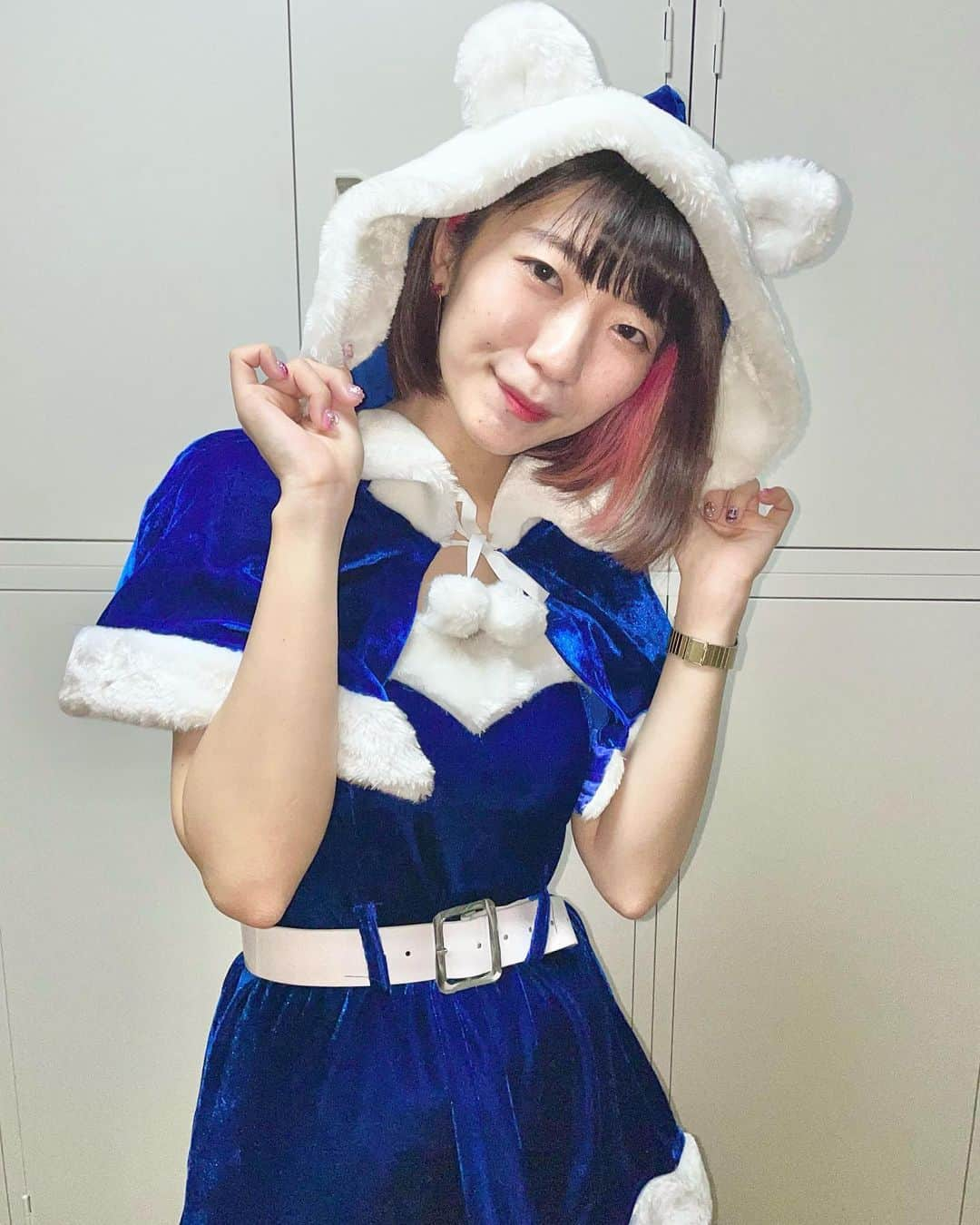 ぱいぱいでか美さんのインスタグラム写真 - (ぱいぱいでか美Instagram)「イヴイヴ🐻💙 . クリスマス受注チェキが届いたようで！ 今年は青サンタ&トナカイカチューシャにしました💙 で、たまにレア版(?)でフード被ったクマ耳も混ぜといた〜 ぱいぱいでか美をやる上で みんなのおかげで季節感じることいっぱいできてとっても嬉しいよ🎁 . #ぱいぱいでか美　#でか美ちゃん #クリスマス #クリスマスイヴイヴ #クリスマスコス #サンタコス」12月23日 19時21分 - paipaidekami