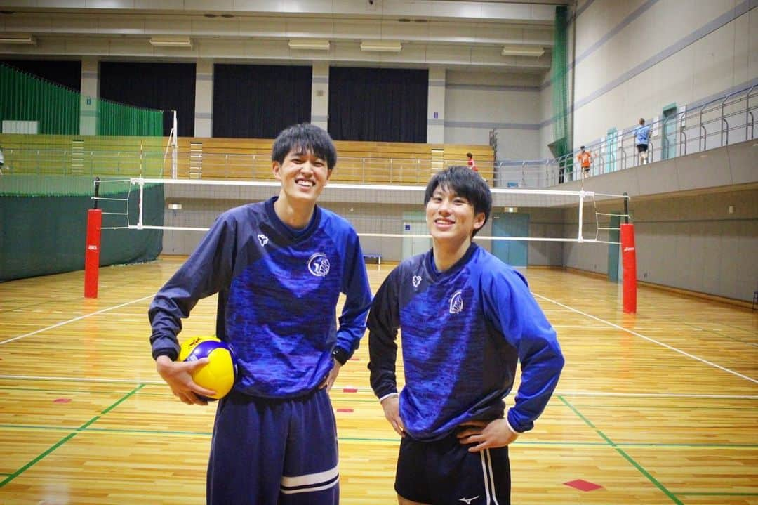 市川健太さんのインスタグラム写真 - (市川健太Instagram)「成長著しくもあどけなさとクソガキ精神旺盛の2年生へ。  この一年、いや二年で大きな飛躍を遂げましたね。  それも全員揃って飛躍してるのがこの学年の凄さだと思います。  それぞれポジションや立場は違えど、与えられた役割を全うし成長していく姿は、言わなかったけど"やるじゃん"って思ってました。（上から）  過小評価しがちなのであえて言わせてもらうと、この成長は自信にしなさいね👍  チームのポイントゲッターだったりキープレーヤーになる選手が多いので、いろんな人と意見交わして自分らしさを全開に出してほしいなと思います！  常に上へ、もっと高いところへ登っていけるスキル、メンタル、人柄の持ち主だと思うので、現状に満足することなく突き進むのがチームのためだと思います。  怪我しないようにね  #反論ある者コメントしてきな」12月23日 19時41分 - n1k0n1k0.0406