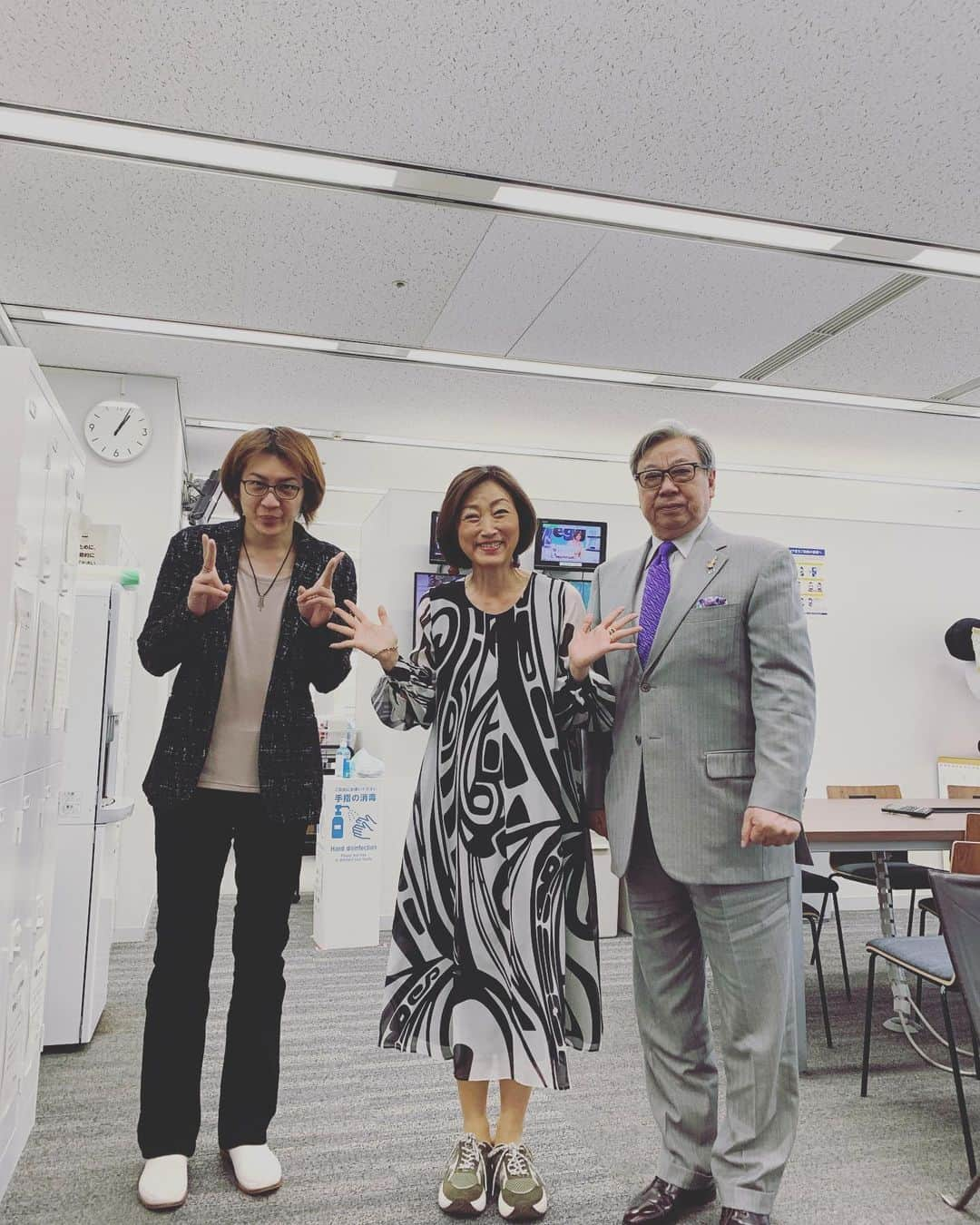 田中ウルヴェ京さんのインスタグラム写真 - (田中ウルヴェ京Instagram)「大下容子ワイド！スクランブル木曜レギュラーです。 今年最後でした。  いつも末延さん、若新ちゃんと楽しくご一緒させて頂いてます。🙇‍♀️  皆さま今年もありがとうございました。🙇‍♀️ #ワイドスクランブル  #年納め  #感謝  #靴は私物です #ドレスは衣装 #marinarinaldi」12月23日 20時14分 - miyako.tanaka.oulevey