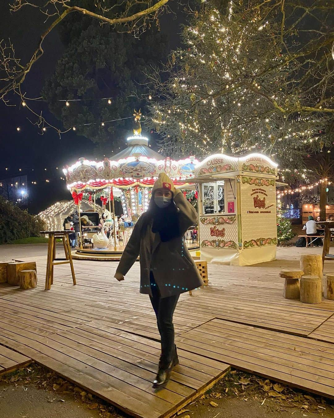 里彩のインスタグラム：「The Christmas market in Geneva🎄✨  キラキラのイルミネーション🎄 その場にいた人たちもみんなニコニコ🥰キラキラしてました🥰🥰✨  #chrismasmarket #geneva #クリスマスマーケット #ジュネーヴ #ジュネーヴ生活」