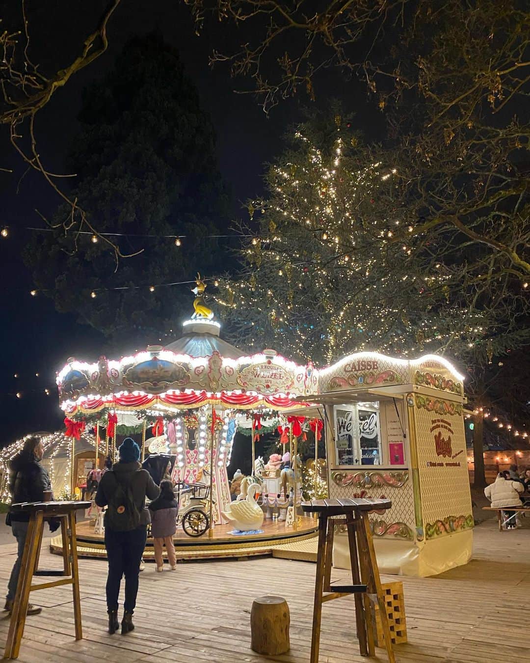 里彩さんのインスタグラム写真 - (里彩Instagram)「The Christmas market in Geneva🎄✨  キラキラのイルミネーション🎄 その場にいた人たちもみんなニコニコ🥰キラキラしてました🥰🥰✨  #chrismasmarket #geneva #クリスマスマーケット #ジュネーヴ #ジュネーヴ生活」12月23日 20時15分 - risa_gram611