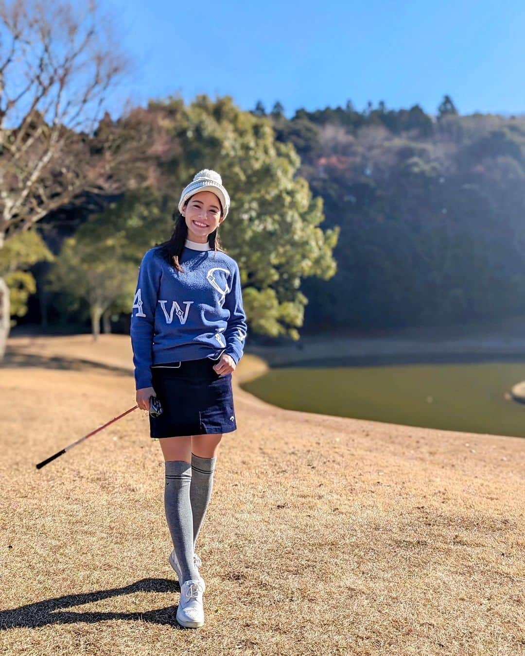 石井里奈さんのインスタグラム写真 - (石井里奈Instagram)「こんばんは💛 . 週末初の真冬ゴルフ⛳️🏌️‍♀️✨ 朝4時に家出て7時代スタートで寒かったけどすっごく楽しく今年最後のゴルフができました！ . 朝早かったので、トレーニング前後で飲んでたバイタルプロテインズをアイスコーヒーに混ぜて朝飲んで出てきたよ☕️ @vitalproteins.japan 💗 . サプリメント大国のアメリカで売上No.1のコラーゲンブランド👑 . 吸収しやすいように低分子化したコラーゲン「コラーゲンペプチド」に、水分を保持する「ヒアルロン酸」と、からだにうれしい「ビタミンC」を配合🧡 . ゴルフし始めて紫外線も気になるので、肌ケアがより気になるように！コラーゲン補給大切❤️コーヒーなどにもさっと溶けやすくて毎日飲みやすいから続けられるよ🙆‍♀️ . しかも今なら！コストコ限定の大容量サイズ 680g＝約4.5か月分入りが12/23から順次発売開始するみたい！ 8月には一部店舗で発売時には即完売した製品がついに全店展開＆コストコオンラインでも発売❣️12/25-26には、コストコ店頭で試飲会も実施予定なので是非この機会に要チェックです🙆‍♀️✨ . 早朝からお肌ケアできたからかゴルフも絶好調だったのでスイング動画沢山つけとくね🙆‍♀️笑　来年もこの習慣続けてこ🔥 . #バイタルプロテインズ #はじめてのコラーゲンプロテイン習慣 #StayVital #Ambassador #プロテイン女子 #ネスレ #protein #プロテイン#りなまるゴルフ #ゴルフ女子 #ゴルフレッスン #ゴルフ練習 #ゴルフ #ゴルフ場 #スイング動画 #ゴルフスイング #ゴルフ動画 #ゴルフコーデ #golfstagram #golfswing #コストコ #costco #コストコ購入品 #コストコおすすめ #冬ゴルフ #ゴルフファッション #コストコパーティー #ゴルフスイング動画 #ゴルフ女子コーデ #コストコ大好き ※コストコ販売品は、他で販売している製品と成分・容量が異なります。」12月23日 20時16分 - ri7tin1025