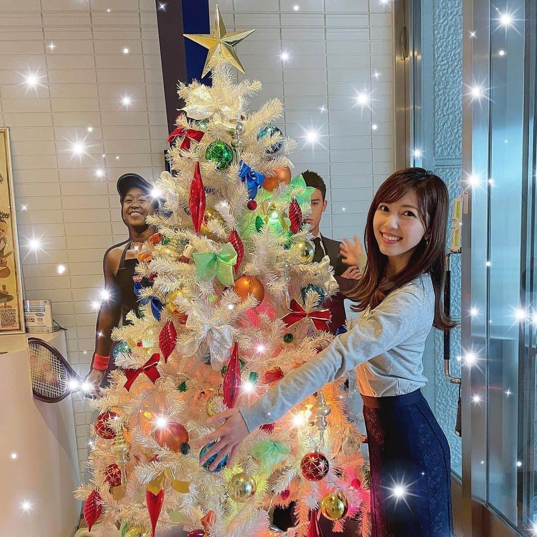 川又智菜美のインスタグラム：「もうすぐクリスマス🎄💓 ⁡ 収録終わりにクリスマスツリーと😍 皆さん素敵なクリスマスをお過ごしください☺️ ⁡ 私はチキンをお腹いっぱい食べるぞ〜！！🍗 ⁡ （チラリと覗いているのは 大坂選手と錦織選手のパネルです😂） ⁡ #クリスマス」