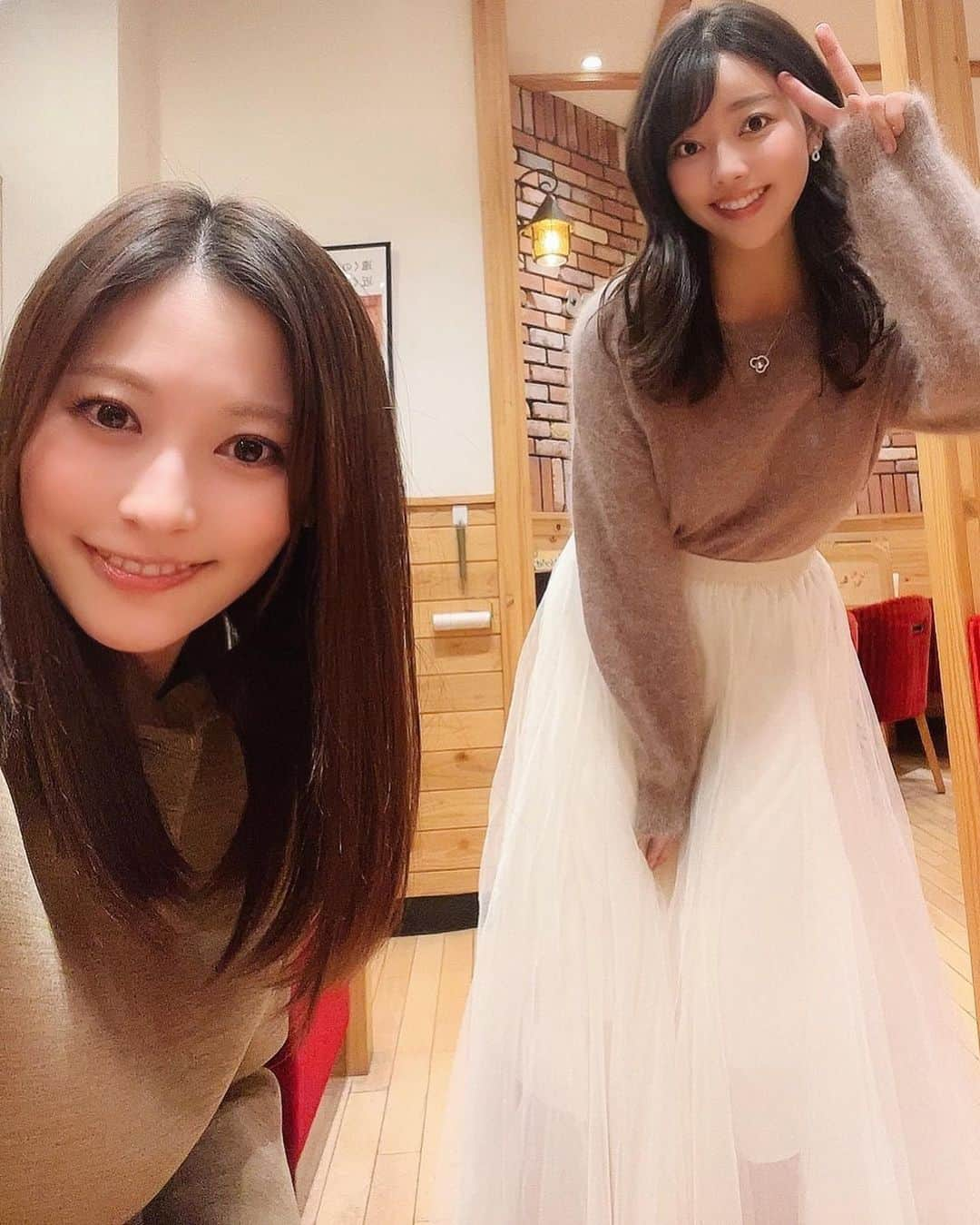 みさきさんのインスタグラム写真 - (みさきInstagram)「特番で共演した まゆちゃんとお茶してきました🎄♡  中身もめちゃくちゃ可愛くて 面白いまゆちゃん❥ 楽しすぎていつもあっという間！  絶世の美女でした·͜·♡  私服はプチプラ！ 元々安いのに明日まで55%オフになってます笑すごい  ✔裏起毛Aラインパーカーワンピース ✔チュールロングスカート  明日12時から あずさちゃんと クリスマスYouTube生配信をするので よかったら来てくださーい🥰  . . . .  🎄  #冬コーデ #低身長コーデ #fifth #fifthtl #フィフス #フィフスタイル #セットアップ #ワントーン #大人カジュアル #フェミニン #ニット #カーディガン #カジュアルコーデ #フェミニンコーデ#韓国っぽコーデ #デートコーデ #アウターコーデ #冬コーデ #ニットコーデ #プチプラコーデ  #裏起毛Aラインパーカーワンピース ＃チュールロングスカート」12月23日 20時31分 - misaki.official