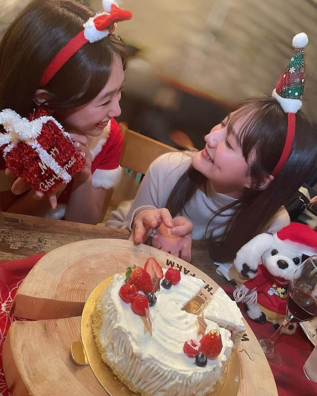 トリンドル瑠奈さんのインスタグラム写真 - (トリンドル瑠奈Instagram)「高校生の同級生たちでクリスマス会🎄  @mina_horie がケーキ作って来てくれたの🥺❣️  スポンジがピスタチオ味で、中にベリーがたくさん入ってて、めちゃくちゃ美味しかった♡  高校生の頃から何も変わらず、ずっと同じ話で笑い合えるのってすごい幸せだな〜☺️」12月23日 20時36分 - tori_luna0310