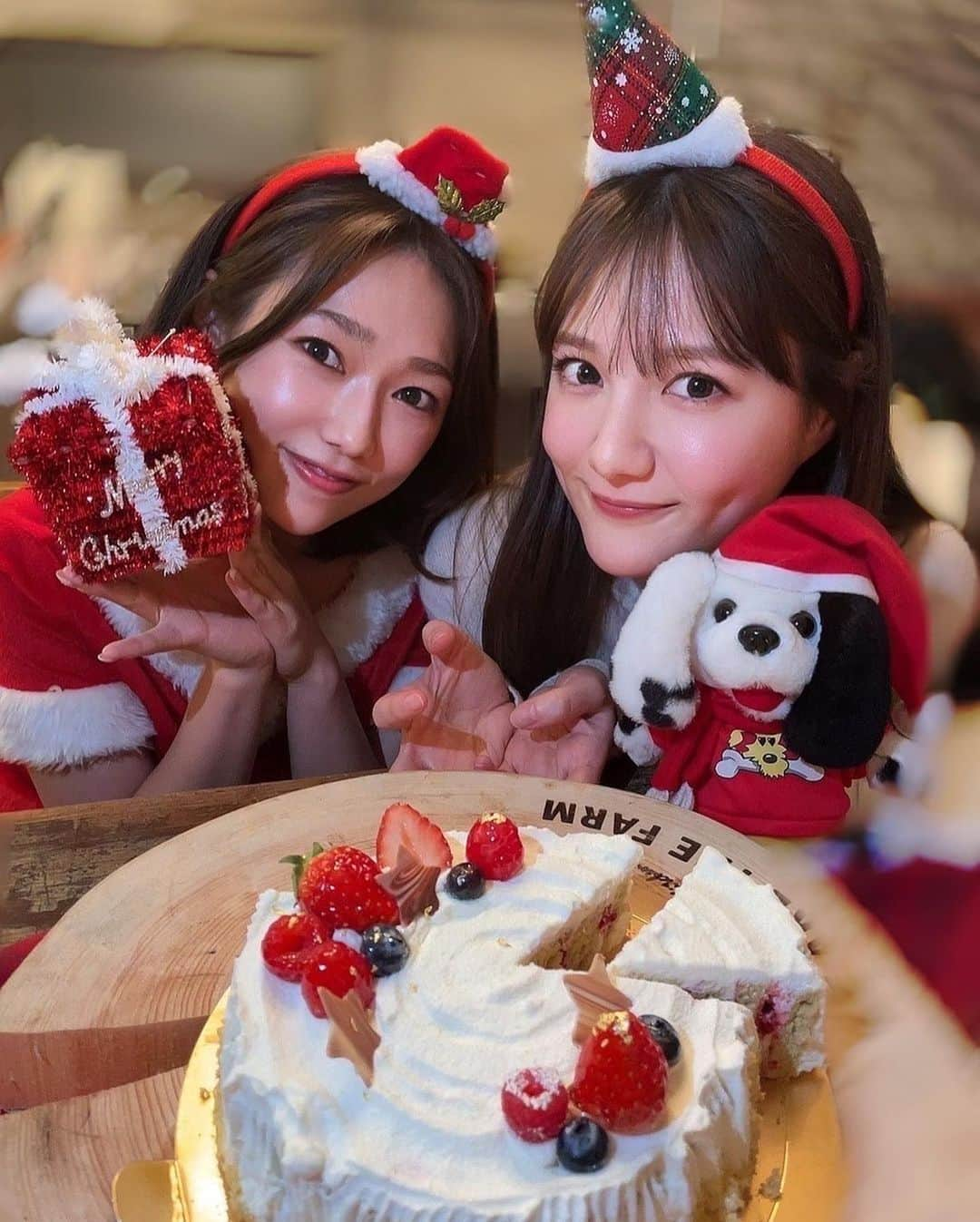 トリンドル瑠奈さんのインスタグラム写真 - (トリンドル瑠奈Instagram)「高校生の同級生たちでクリスマス会🎄  @mina_horie がケーキ作って来てくれたの🥺❣️  スポンジがピスタチオ味で、中にベリーがたくさん入ってて、めちゃくちゃ美味しかった♡  高校生の頃から何も変わらず、ずっと同じ話で笑い合えるのってすごい幸せだな〜☺️」12月23日 20時36分 - tori_luna0310