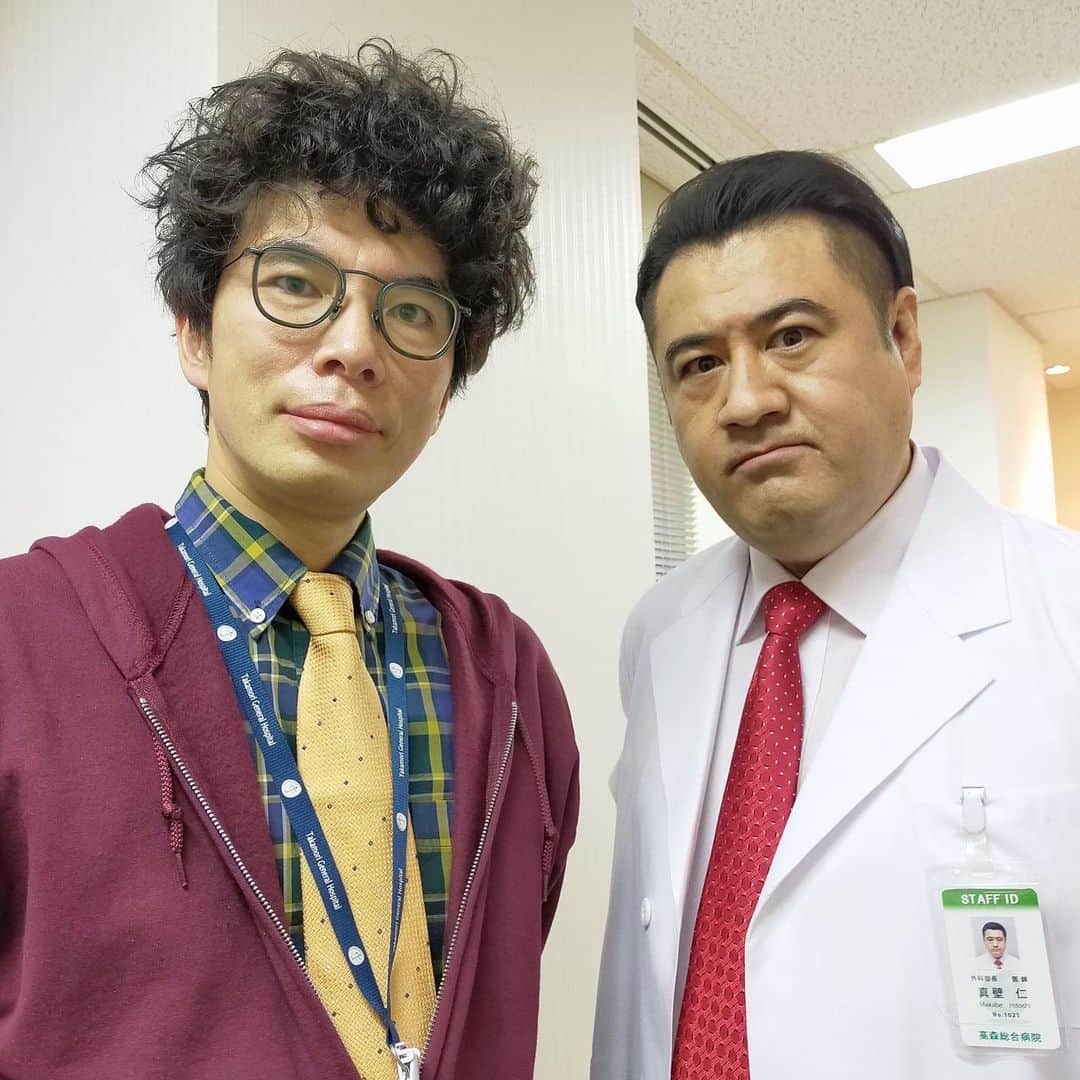 ドクターホワイトのインスタグラム：「_ 本日はこちら！  もちろん！このお二方も #クランクイン しております🙋‍♀️  #片桐仁 さん＆#小手伸也 さん  片桐さんは ネチネチ系精神科医🥼 西島耕助（にしじま・こうすけ）役  小手さんは 野心家な外科部長🥼 真壁仁（まかべ・ひとし）役  ある意味ダブル #仁さん です😊  #ドクターホワイト #濃いめ」