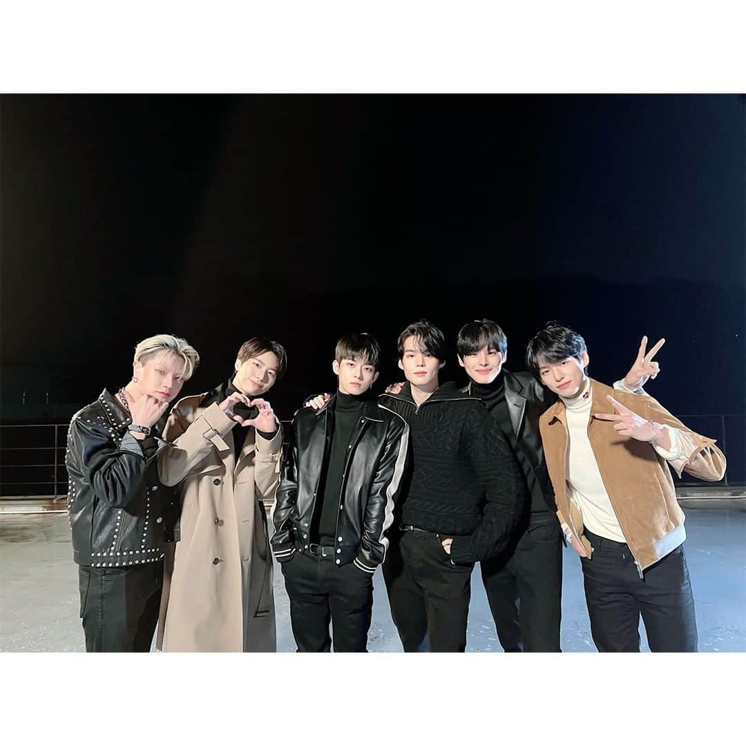 Victonさんのインスタグラム写真 - (VictonInstagram)「[V_V] #VICTON_Staff_VIEW 📸 VICTON '미리 메리 크리스마스' Behind💛💙  [ 크리스마스보다 조금 일찍 빅토니들이   선사한 선물 '미리 메리 크리스마스'🎄  빅토니들과 함께 행복한 크리스마스 되세요🎅 ]  #VICTON #빅톤」12月23日 20時45分 - victon1109