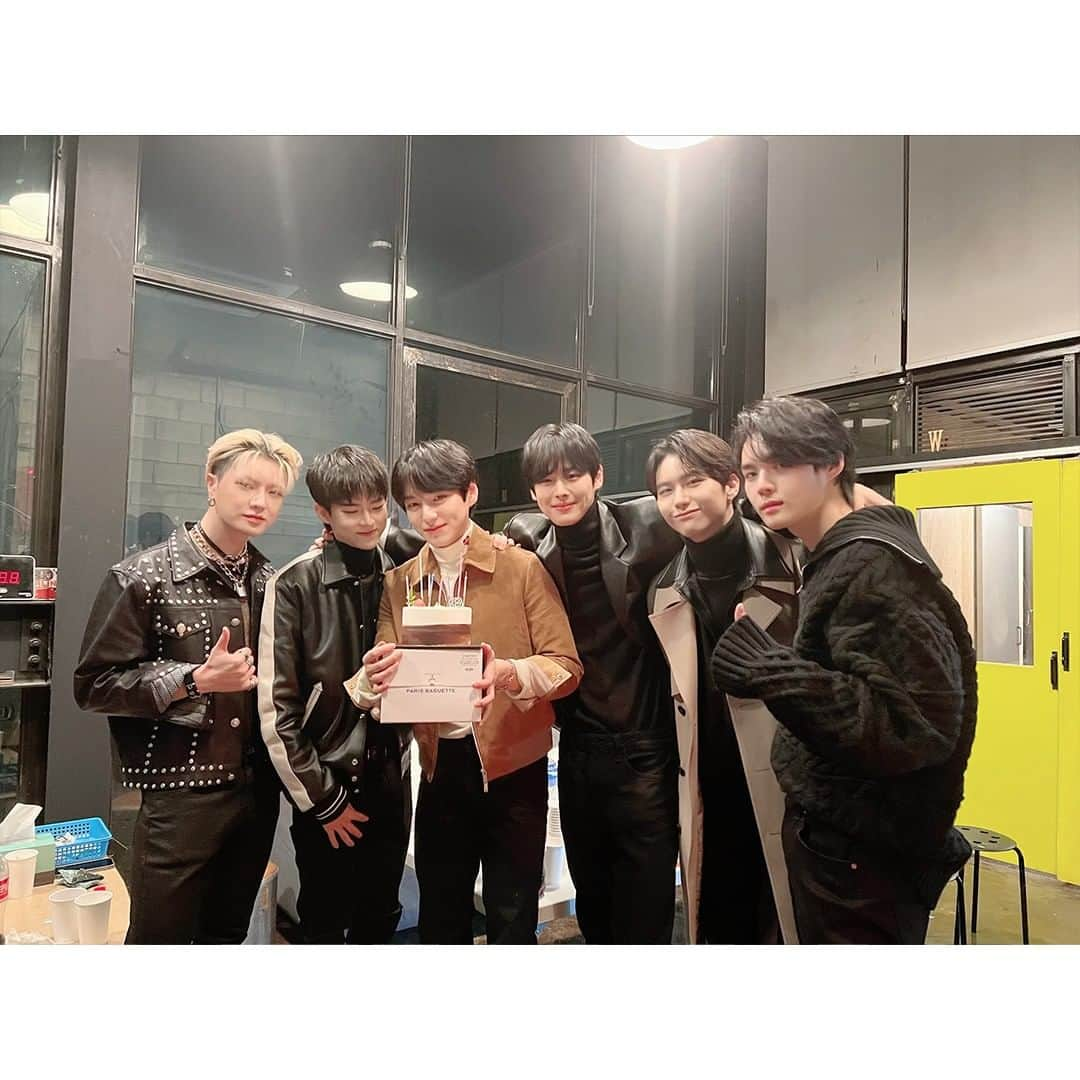 Victonさんのインスタグラム写真 - (VictonInstagram)「[V_V] #VICTON_Staff_VIEW 📸 VICTON '미리 메리 크리스마스' Behind💛💙  [ 크리스마스보다 조금 일찍 빅토니들이   선사한 선물 '미리 메리 크리스마스'🎄  빅토니들과 함께 행복한 크리스마스 되세요🎅 ]  #VICTON #빅톤」12月23日 20時45分 - victon1109