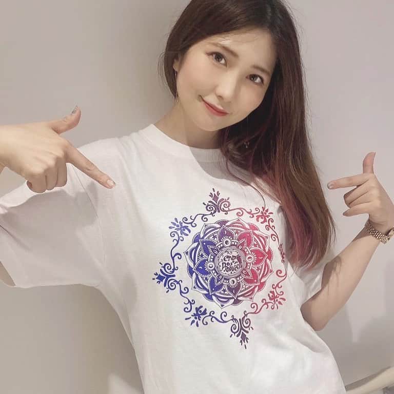 藍澤慶子のインスタグラム：「オリジナルTシャツ！！Tシャツって時期じゃないけど、、年末リベルテでも販売するからまだGETしてない人はGETしてね❤️←切実w #リベルテ #オリジナルTシャツ #かわいい #rinamame #ラメグラデーション」