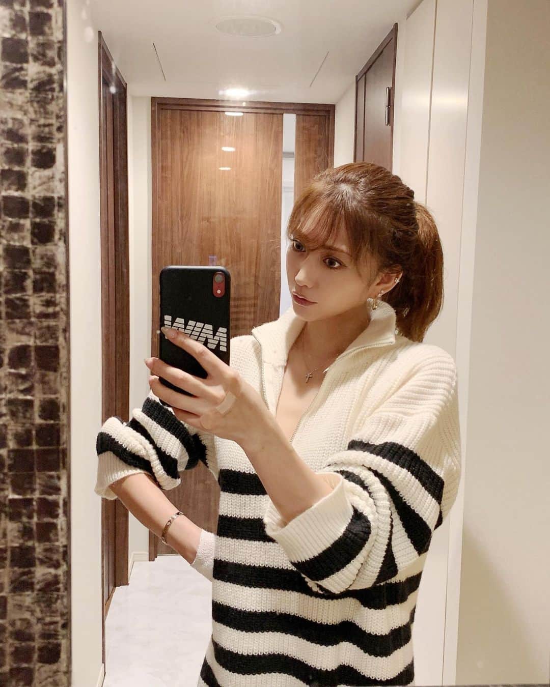 加賀美早紀のインスタグラム：「めちゃくちゃ怪我はしてますが めちゃくちゃ元気です このお洋服は @selectshop.joie  大人っぽニットOP👗 肌触りも良くって気持ちいい☺︎☺︎☺︎ メイクはアートメイクして約１ヶ月 @tokyo_ace_clinic @artmake_by_tokyoaceclinic  担当の @matsui_tokyoace_artmake さん 本当にお上手で アイメイクとファンデだけでいけるのが嬉しみ過ぎる❤️ ほんっっっとにラク 最近幸せいっぱい  #冬服 #ニットワンピ #セレクトショップ #アートメイク」
