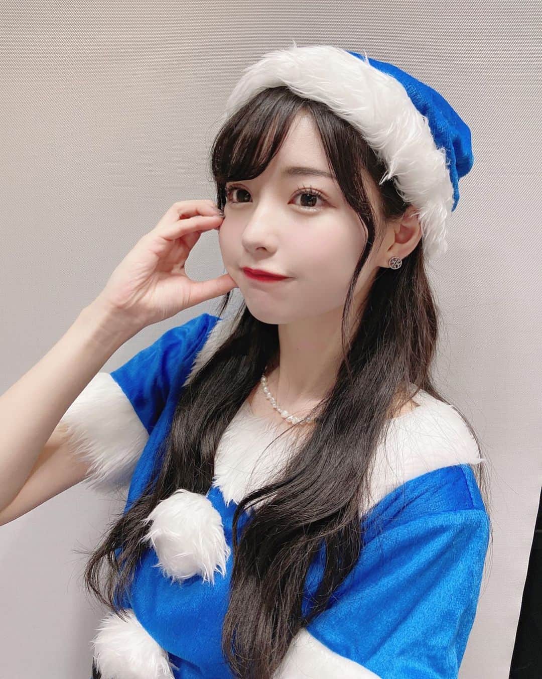 sarimaru(国木田さりまる)のインスタグラム：「初めてサンタコスしました💭💙  枕元にクッキー置いてたらサンタさん食べてくれてたの懐かしいなぁ  みんなのお家にはどんなサンタさん来た？🎅🏻 コメントとシェアで教えて🎶🎄 ・ ・ ・  #クリスマス #xmas #christmas #サンタクロース　#santa #メリクリ #🎅🏻　#fyp #l4l」