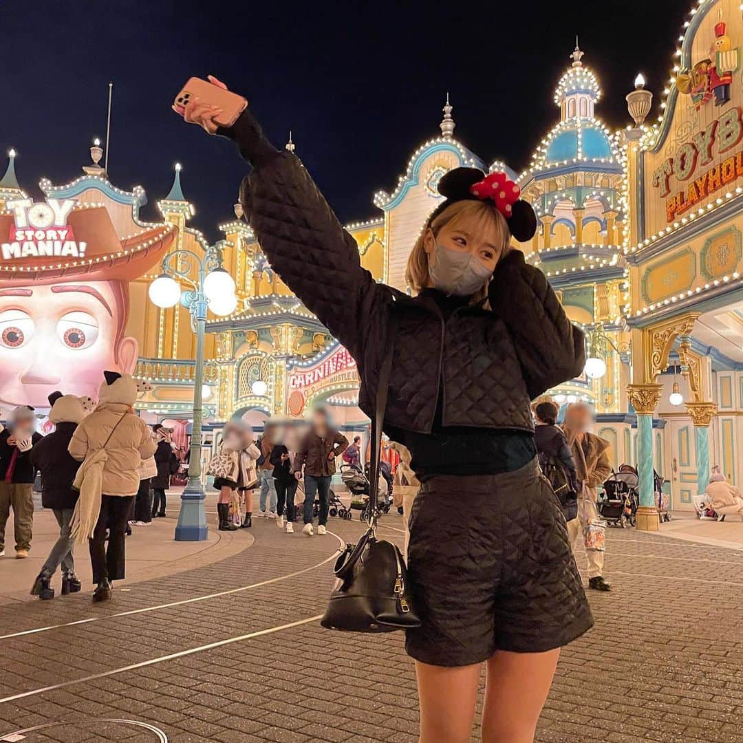 ELENAさんのインスタグラム写真 - (ELENAInstagram)「. Disney寒すぎて凍えた🥶😂 . #mavimoon #cyberjapan #サイバージャパン #ootd #韓国ファッション」12月23日 20時58分 - elenya_chan