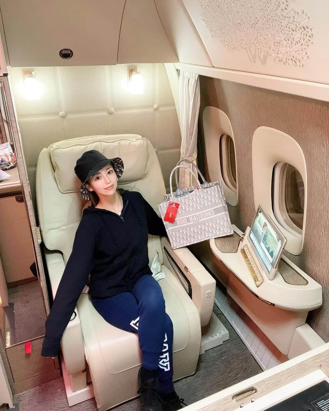 YURIのインスタグラム：「I flew Emirates' first class (Boeing 777)✈️ The room was very spacious and touching! I ate a lot of caviar🦈💞 、 、 、 エミレーツ航空ボーイング777機のファーストクラス✈️ 広すぎて、漫喫かと思った🤣 、 、 、 #emirates #emiratesfirstclass #boing777 #airplanelovers #airplanefood #p2 #caviar  #エミレーツ #ファーストクラス #p2 #キャビア #機内はガチジャージ」