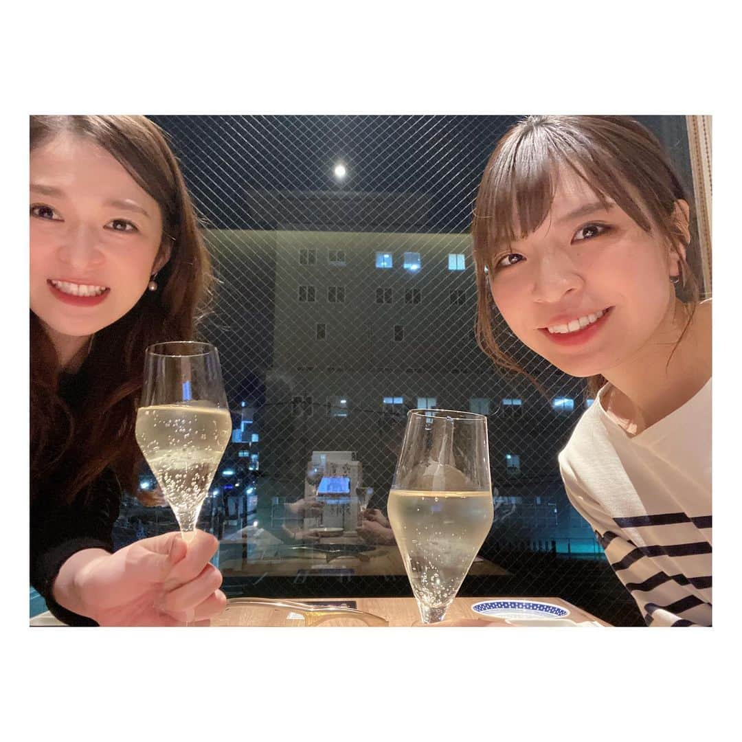 小野口奈々さんのインスタグラム写真 - (小野口奈々Instagram)「・ 可愛い後輩ちゃんと焼肉に行ったら 大きな窓の照明が良い感じの個室に案内されて デートやん💓ってなりました😆  年下なのにしっかり者で 話していても、こちらが学ぶことだらけの彼女と プチ忘年会(早めのクリスマス会？)満喫です🍖✨ #焼肉デート #焼肉 #焼肉女子会 #福岡グルメ #プチ忘年会」12月23日 21時02分 - nana0no