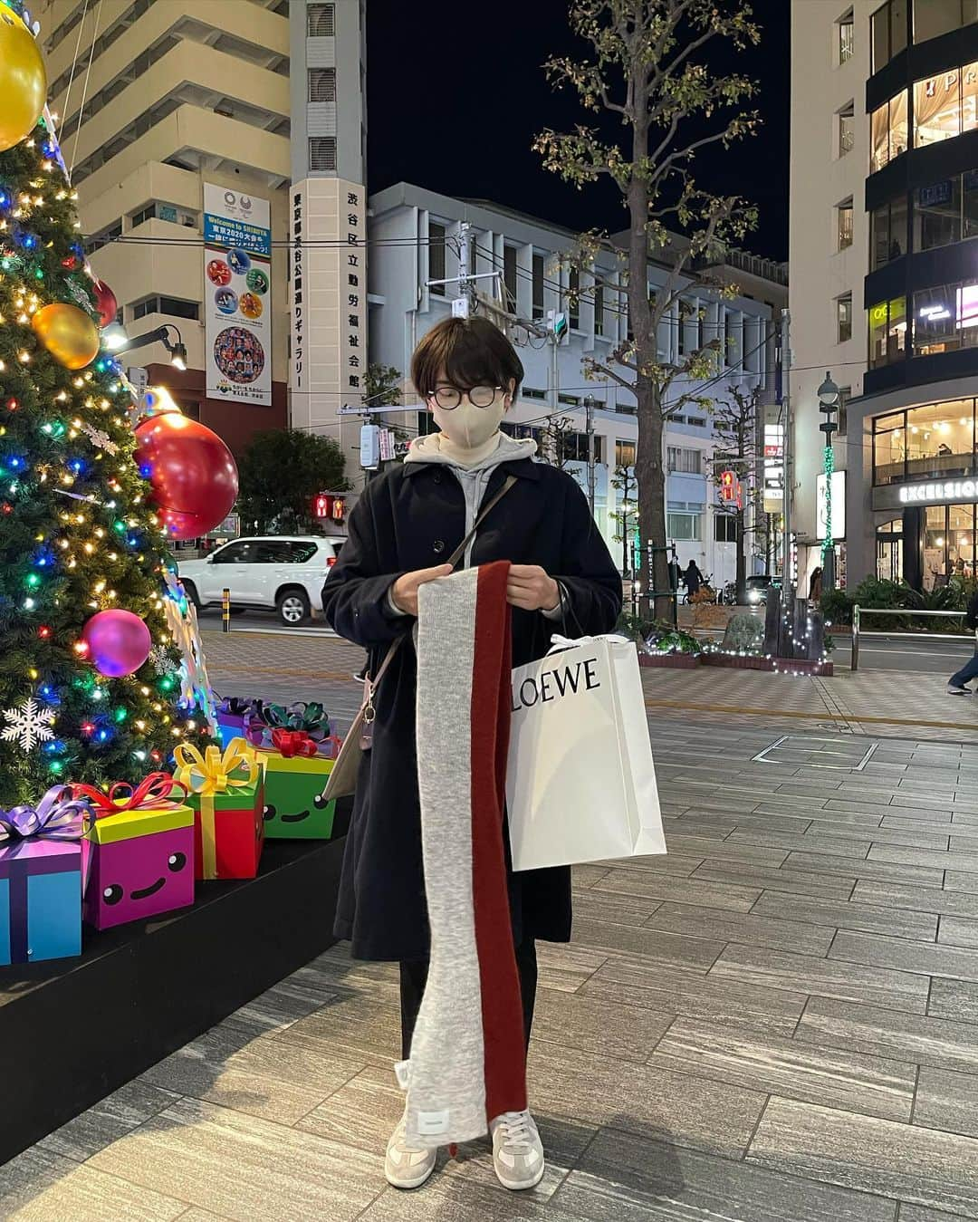 馬場健太さんのインスタグラム写真 - (馬場健太Instagram)「ネイビーコートで色々コーデ🧵  こう見るといろんなところに出かけてるな〜🏃‍♂️ 生徒さんに「旅行とかディズニーとか沢山でかけてていつも遊んでそう」と言われたけどほんとそう見えちゃうよね👻僕もがんばるとこがんばるよ(アピ)  このコートURBAN RESEARCHのなんやけどシルエットがきれいで、いろんな服装に合わせやすそう🥳 12/23〜12/25までオンラインストアと全店舗でクリスマスオトクーポン開催中みたいやけんプレゼントとか買い物迷ってたら見てみてね🎁  #urbanresearch #urbanresearch_men #アーバンリサーチ #クリスマスオトクーポン #アーバンリサーチオンラインストア」12月23日 21時14分 - kenken_baaaa