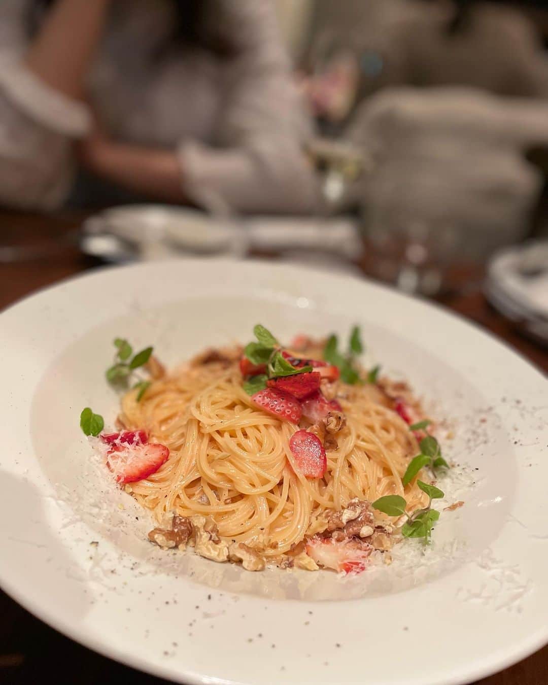 白戸ゆめのさんのインスタグラム写真 - (白戸ゆめのInstagram)「🍓 . いちごとチーズのパスタ🍝 もちろん初めて食べる味だったけど ちゃんとまとまっていておいしかった🥺 . 季節のフルーツごとに どんな味に変化するのか楽しみ！ リピート確定の味でした✨ . #イタリアン #パスタ #ゴルゴンゾーラ #チーズ #田町グルメ #女子会 #ディナー」12月23日 21時15分 - yumeno.s_