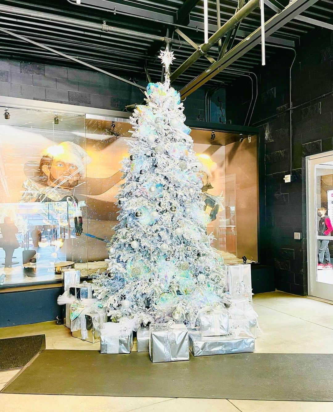 村主章枝さんのインスタグラム写真 - (村主章枝Instagram)「Xmas tree🎄⛸❄️ #xmastree」12月23日 21時17分 - fumie.suguri