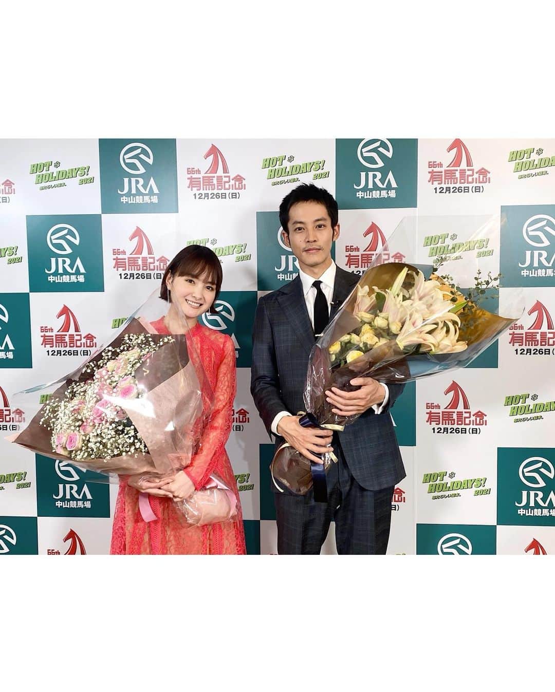 葵わかなのインスタグラム：「有馬記念公開枠順抽選会  無事につとめてきました！  本当に緊張する大きな役割ですが今年も参加できて光栄でした。  そして、今日をもって、JRAプロモーションキャラクターとしてのお仕事は最後でした！  3年間、20歳のころに参加させて頂いてから、撮影やイベントなど、知らなかった競馬という新しい世界でたくさんのことを学び、ワクワクして、ドキドキして、中々できない貴重な経験を本当にたくさんさせていただきました✨  これからも1競馬ファンとして、競馬を楽しんで行きたいと思います☺️  まずは締めくくりの有馬記念… 26日！  みんなで応援しましょう〜！！  #JRA#有馬記念#松坂桃李　さん」
