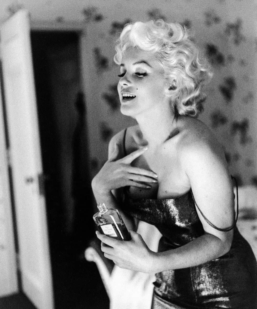 マリリン・モンローさんのインスタグラム写真 - (マリリン・モンローInstagram)「Fun fact, Marilyn’s favorite perfume was Chanel N°5. Do you like that perfume?🖤」12月24日 7時53分 - welovemarilyn