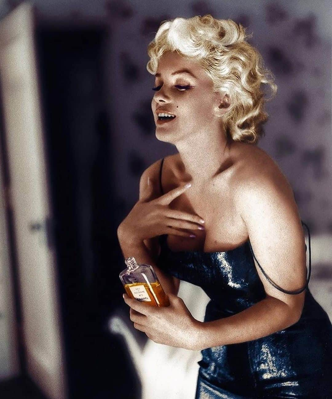 マリリン・モンローのインスタグラム：「Fun fact, Marilyn’s favorite perfume was Chanel N°5. Do you like that perfume?🖤」