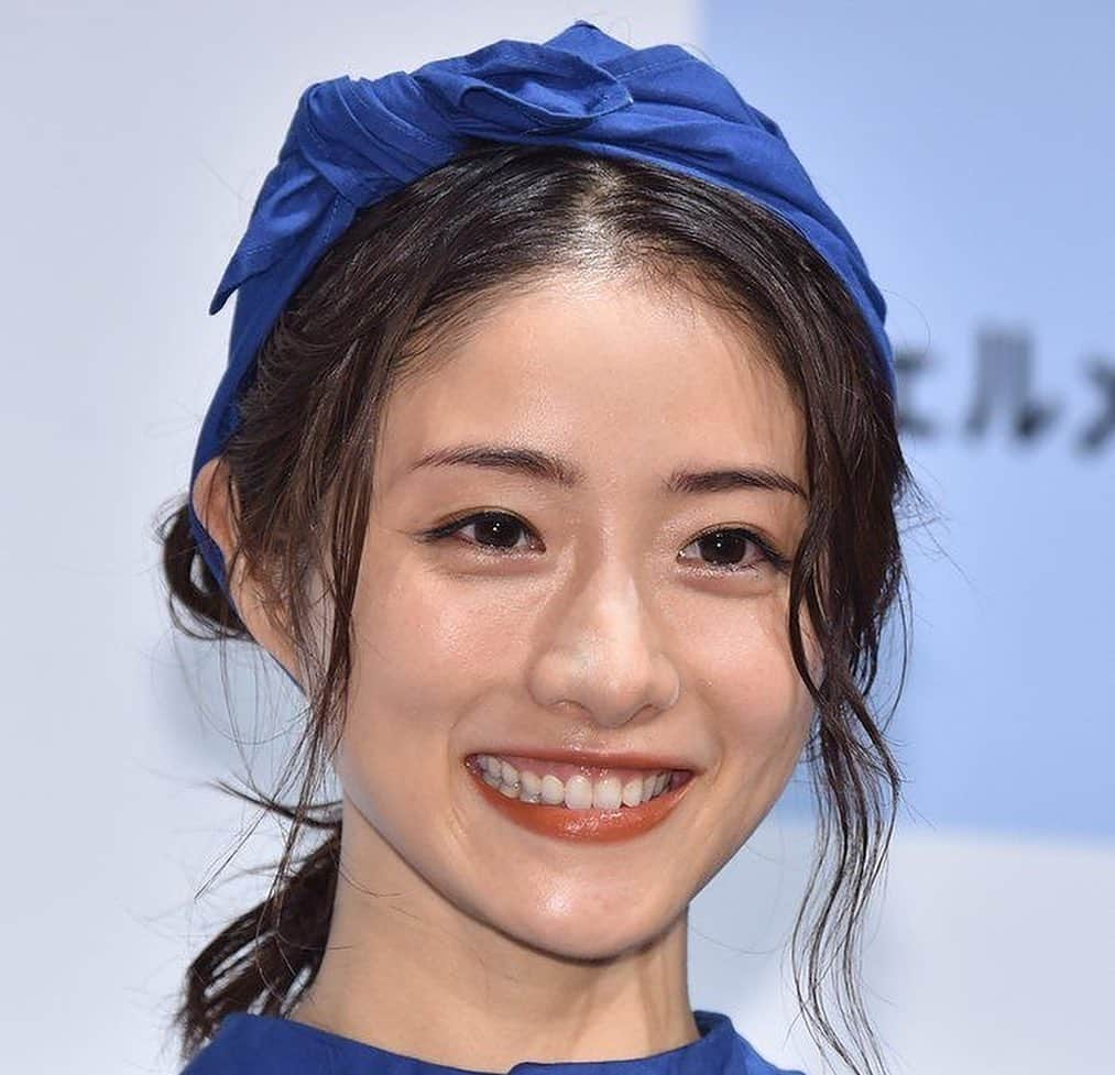 石原さとみ　ファンアカウントさんのインスタグラム写真 - (石原さとみ　ファンアカウントInstagram)「石原さとみさん お誕生日おめでとうございます！！ 大好きな笑顔集です！ #石原さとみ さん #誕生日 #12月24日 #雑誌 #usj #笑顔 #可愛い」12月24日 7時58分 - ishihara_satomi719