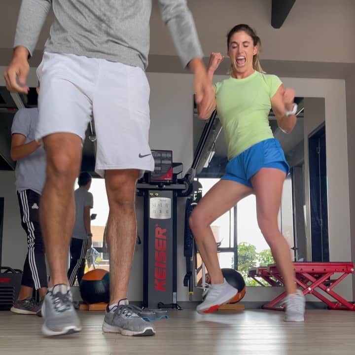のインスタグラム：「You wanna be on my team. Always. 🥊🤪  OJO al “Otra vez”, @juanmontesp Montes es mi nuevo y forever hijo en este juego. 😂😂  #core #planks」