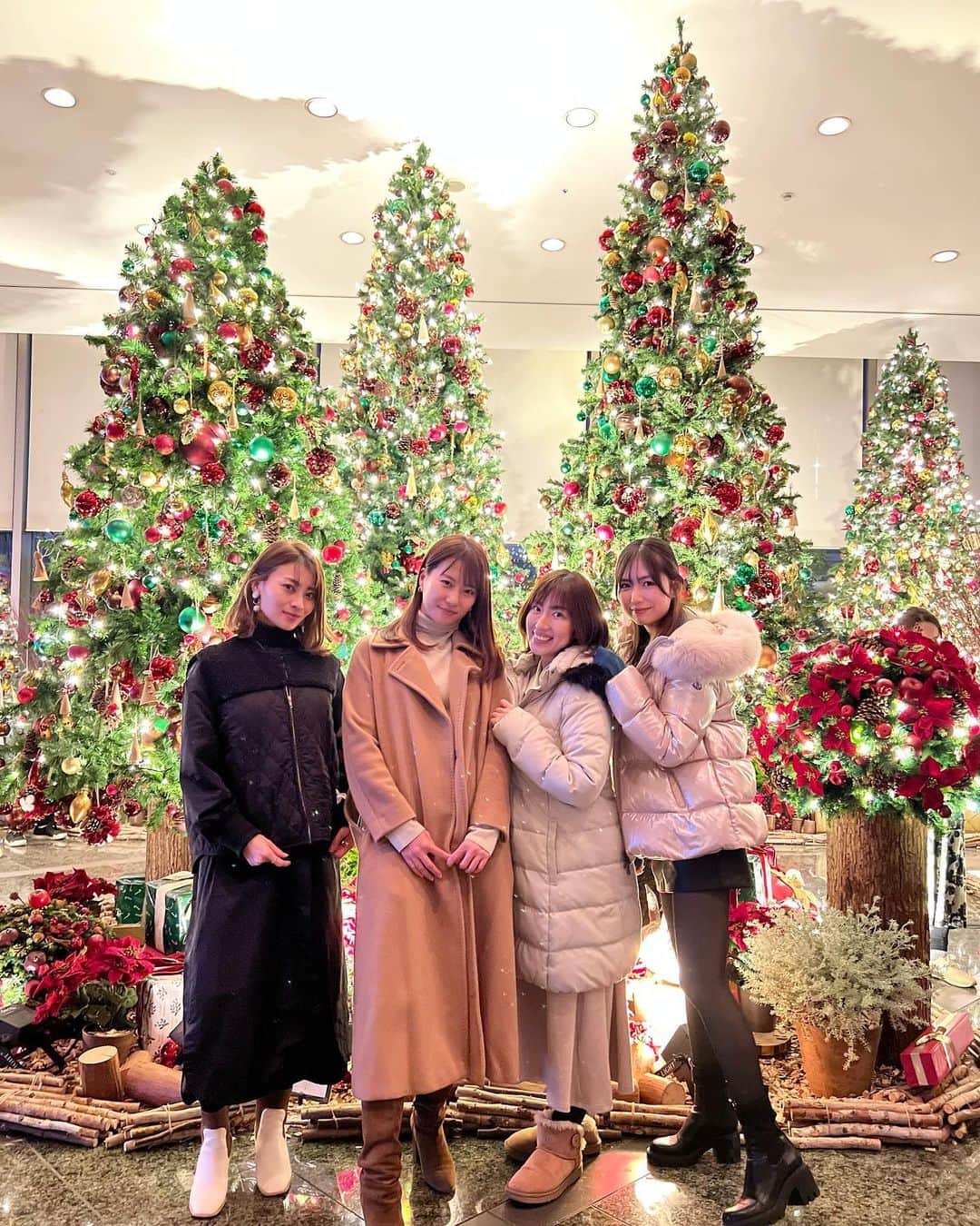 のインスタグラム：「メリークリスマス🎄🎅🎁 グランドハイアットのクリスマスツリーがめちゃくちゃ綺麗で可愛かったなぁ❤️ この日はPSYメンバーで忘年会🤗 イルブリオでワイワイしていたら後ろの席の方が私のことを知ってくれていて、最後声掛けて頂いたので、ちゃっかり、みんなの売り込みして名刺渡して来た🤣 何があるか分からないから常に名刺とパンフレットは持ち歩いてますよー笑 今年も残りあと1週間‼️ 急に寒くなってきたから皆さま体調崩さないように気をつけてくださいね🥰 #クリスマスツリー#グランドハイアット#六本木#イルブリオ#六本木ヒルズ#忘年会#ヨガインストラクター#ポジティブスターヨガ」