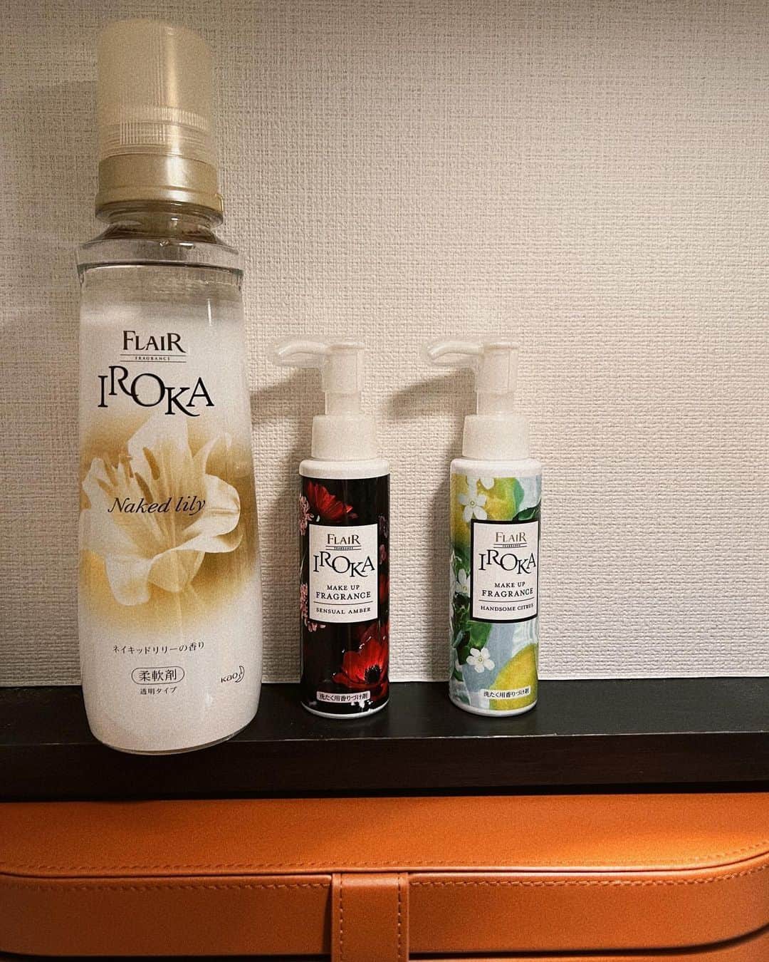 明松美玖さんのインスタグラム写真 - (明松美玖Instagram)「、  🕊🧼  花王様よりありがたすぎるお届け物🎄 １年程前から リアルリピートして使っている柔軟剤「IROKA」 ✌︎ 匂いフェチな私は特に柔軟剤の香りには敏感です🛁笑 . 、 最近のお洗濯には新しく出た「IROKAメイクアップフレグランス」をブレンドして香りを楽しんでます。 ． ． . 気分によって、お気に入りのシトラスやアンバーの香りをトッピングするのが良いみたい🍋 ． ．  シトラスは少しスパイシーなのでクールな気分の日、アンバ―は香水のような上品な香りなのでとっておきのおしゃれをするときに少しいれますの❤︎ . ． 柔軟剤との組み合わせ次第で、香りがいろいろ変わって楽しめそう👼🏼 . ． 香り好きな私にとっては日々包まれる香りがとても重要✌︎  柔軟剤に加えてプッシュして入れるだけなので手軽に楽しめて、洗濯をする回数が増えました(笑)✨ . ． Amazonで購入できるからぜひチェックして下さい🕊 www.amazon.co.jp/flairfragrance_IROKA  #Amazon #IROKA #メイクアップフレグランス #pr」12月23日 23時10分 - shashishu_daily