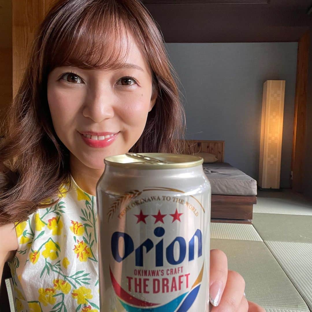 小野澤玲奈のインスタグラム：「ザ・沖縄 な写真で寒いのを忘れるキャンペーン🌺  #オリオンビール #ハイビスカス #シーサー  #八重山そば #石垣 #水牛車 #ちんすこう   もう帰ってきて10日経つけど 新垣ちんすこう小亀を毎日食べてる😊 ごま塩が特に好き！！」