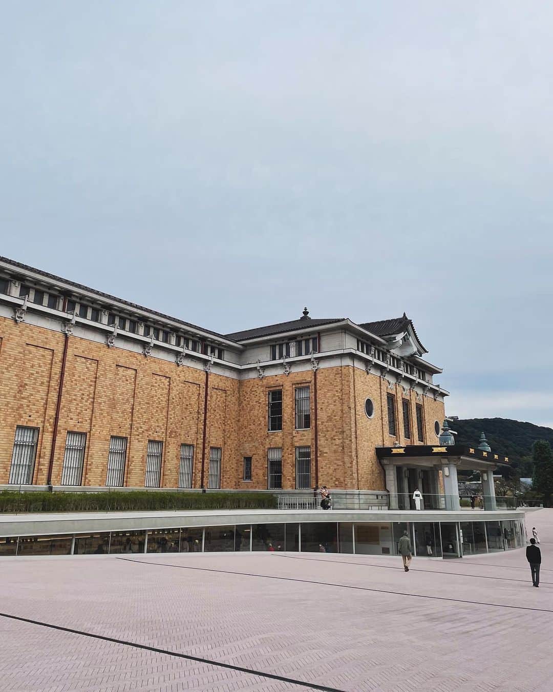 わちみなみのインスタグラム：「京セラ美術館☺︎ ひとりで楽しんできました。  大学生のころニューヨーク、ロサンゼルスでたくさん美術館や博物館まわって楽しかったなあ。  色々行きたい。  ここでは近代建築の展示があってました✨ 教科書のように、教えたい欲がひしひしと展示から伝わってきました。すごくアカデミックな空間で楽しかったです😊  カフェもおしゃれだった☕️  #京セラ美術館　#京都 #モダン建築の京都 #モダン建築 #kyotogram」