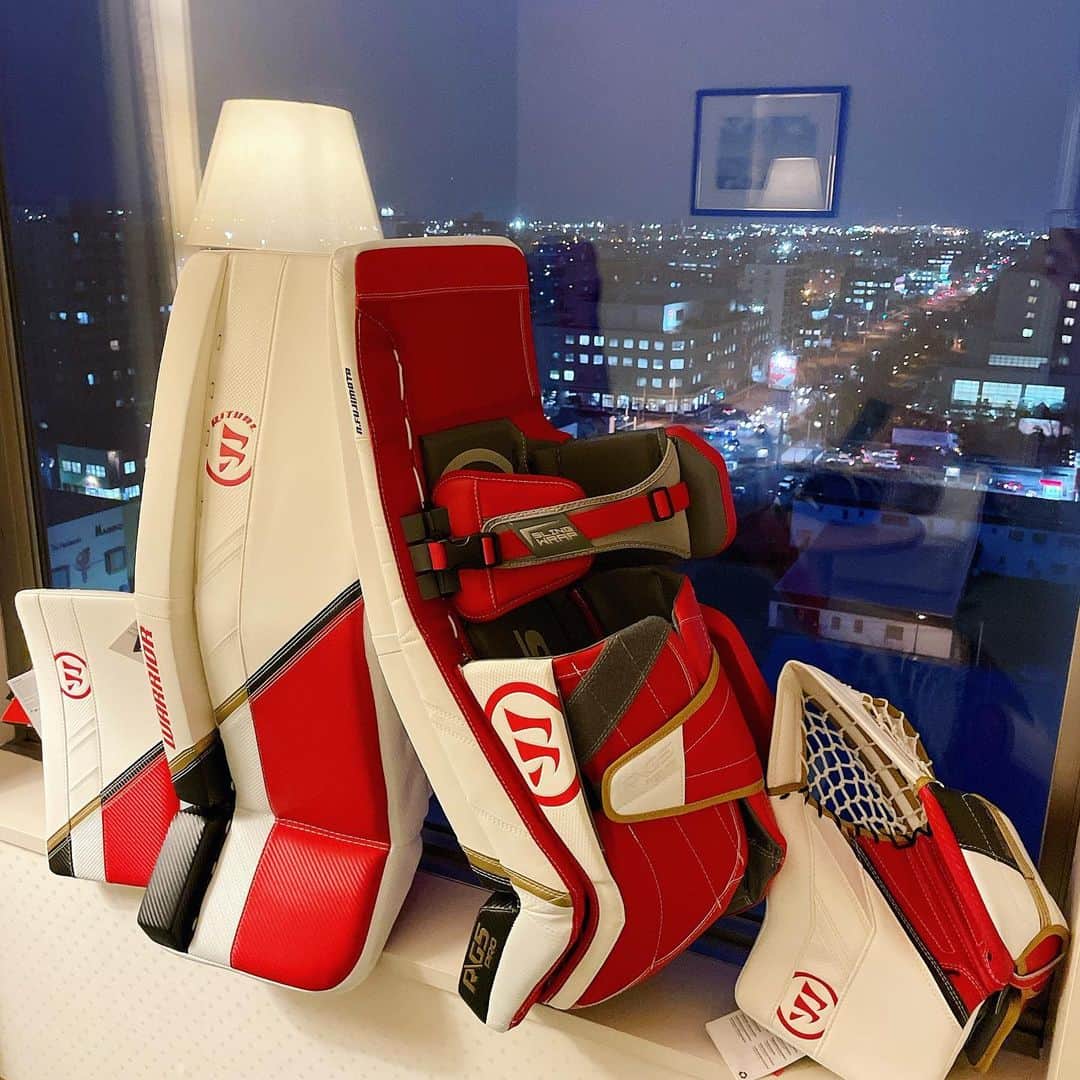 藤本那菜のインスタグラム：「Santa Came🎄🎅🏻🎁  Thanks🌸 @warriorgoalie @hockeyshop_max   #warrior #goalie #gear #Xmas」