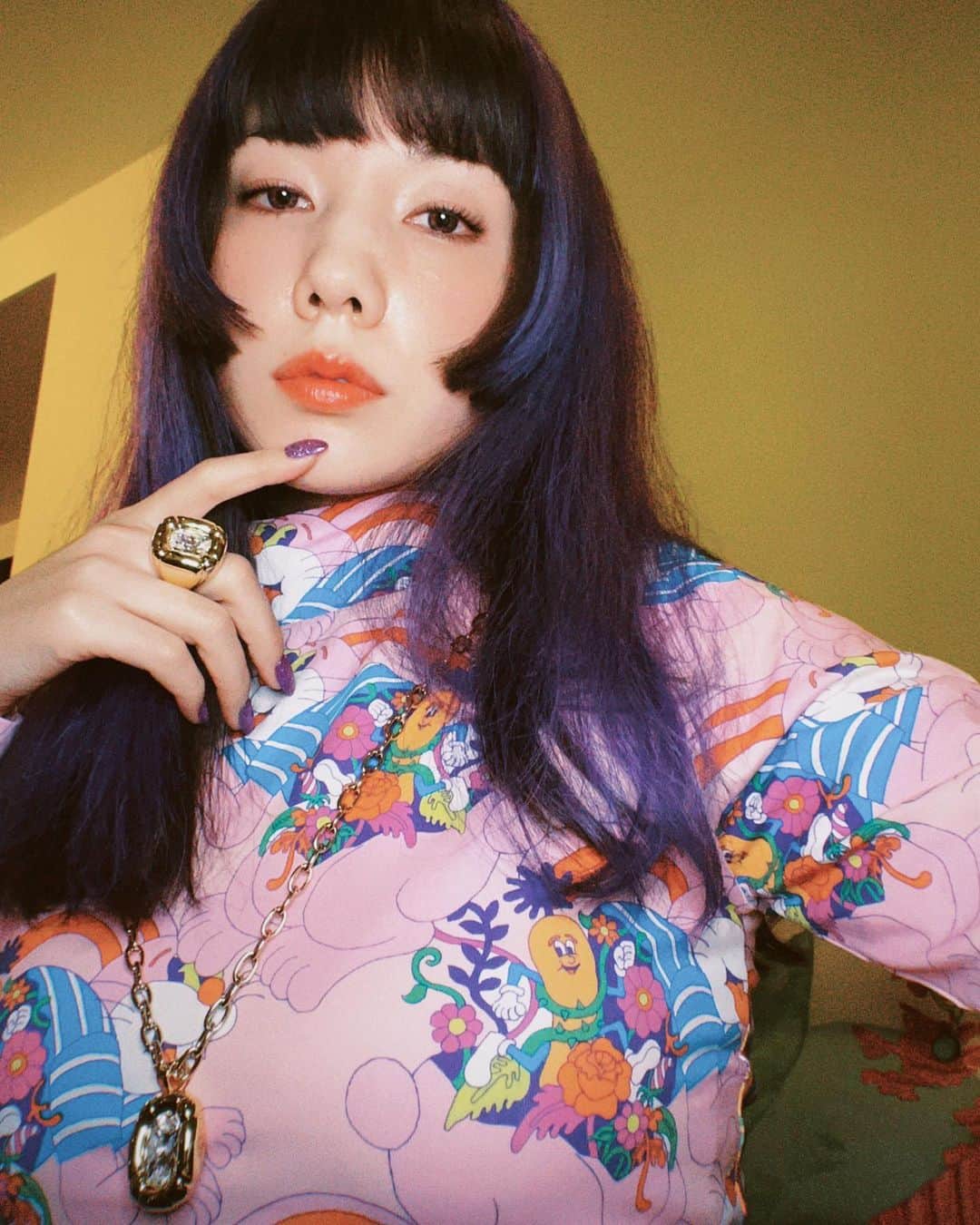 仲里依紗のインスタグラム：「やっば‼️クリスマスイブじゃん🎄 デートの予定はなく当たり前にすっぴんですがクリスマスってそわそわするので念のため謎に写真を撮りました🤲  #アプリで顔は加工してメイクしてます #実物と異なります  かっこいいアクセサリーは💍👇 #swarovskidulcis @swarovski」