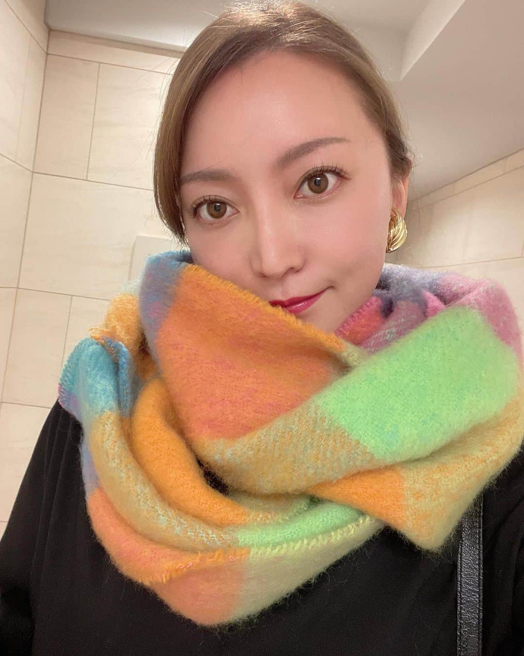 加藤綾菜さんのインスタグラム写真 - (加藤綾菜Instagram)「友達がプレゼントしてくれたマフラー🧣 お気に入りだよ🥰  クリスマス🎅🎄 サンタさんは来るかな〜？❄️」12月24日 1時24分 - katoayana0412