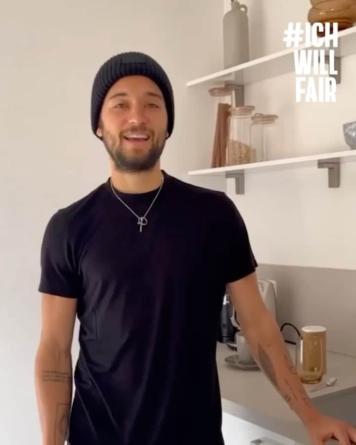 モリッツ・ライトナーのインスタグラム：「*Anzeige: Zu meinem Alltag als Sportler gehört für mich natürlich auch die richtige Ernährung.  Aber wusstet ihr eigentlich, dass jeden Tag Flächen in der Größe eines Fußballfeldes für Palmöl und Co. abgeholzt werden? Deswegen schaut mal genauer hin was wirklich in euren Lebensmitteln steckt, achtet beim Kauf auf Siegel und unterstützt damit nachhaltige Anbauverfahren.   📱 Die App Siegel Klarheit gibt euch easy einen Überblick, was welches Siegel bedeutet. Für mehr Infos schaut mal bei @ichwillfair vorbei und lasst uns gemeinsam nachhaltig leben.  Euer Mo #ichwillfair #nachhaltigleben」