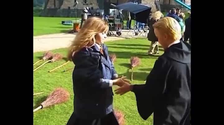 トム・フェルトンのインスタグラム：「always the competitive one @emmawatson #tbt」
