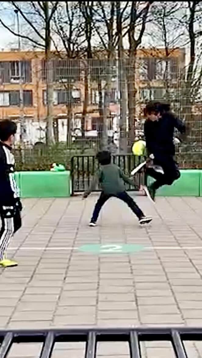 のインスタグラム：「We Love Football⚽️  🇳🇱アカデミー生が車で1時間の所に住んでいたので 家族で会いに行きました😁楽しかったです！ 公園にこんなコートがあるの最高！」